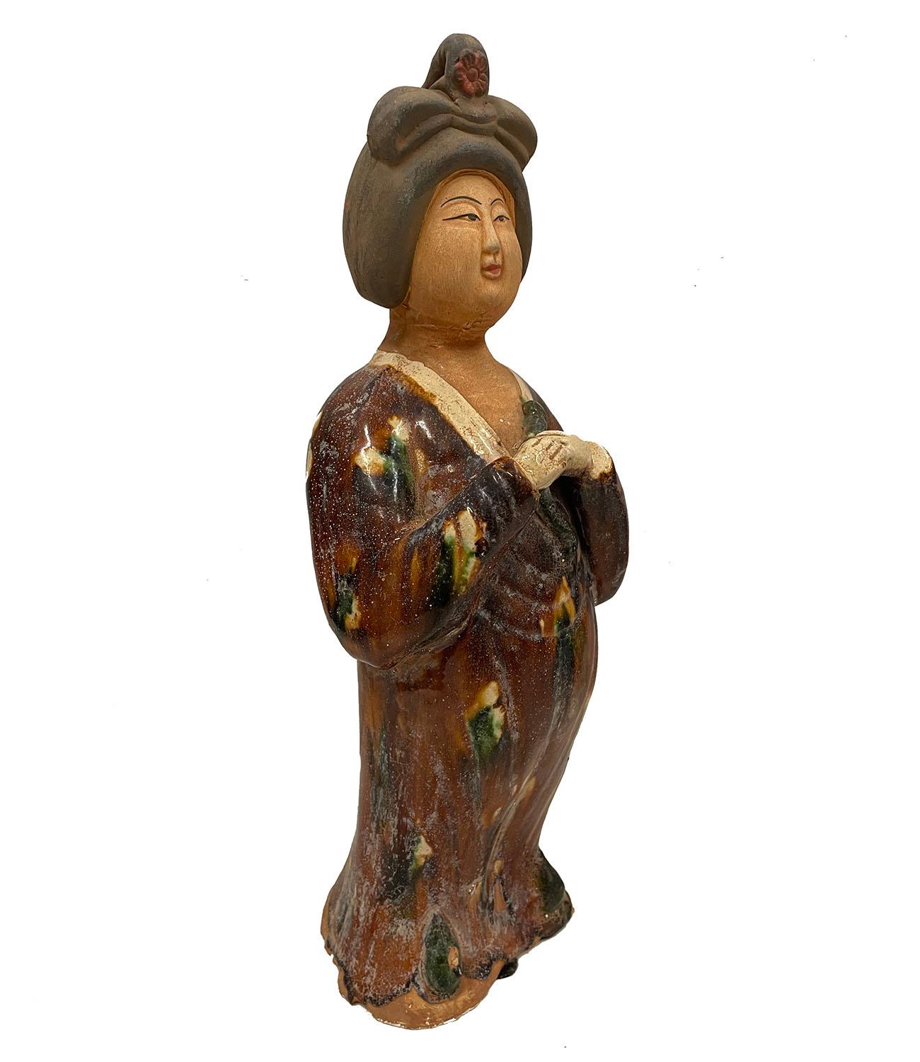 Cinese Statua di tomba in ceramica smaltata cinese d'epoca Tang tricolore in vendita