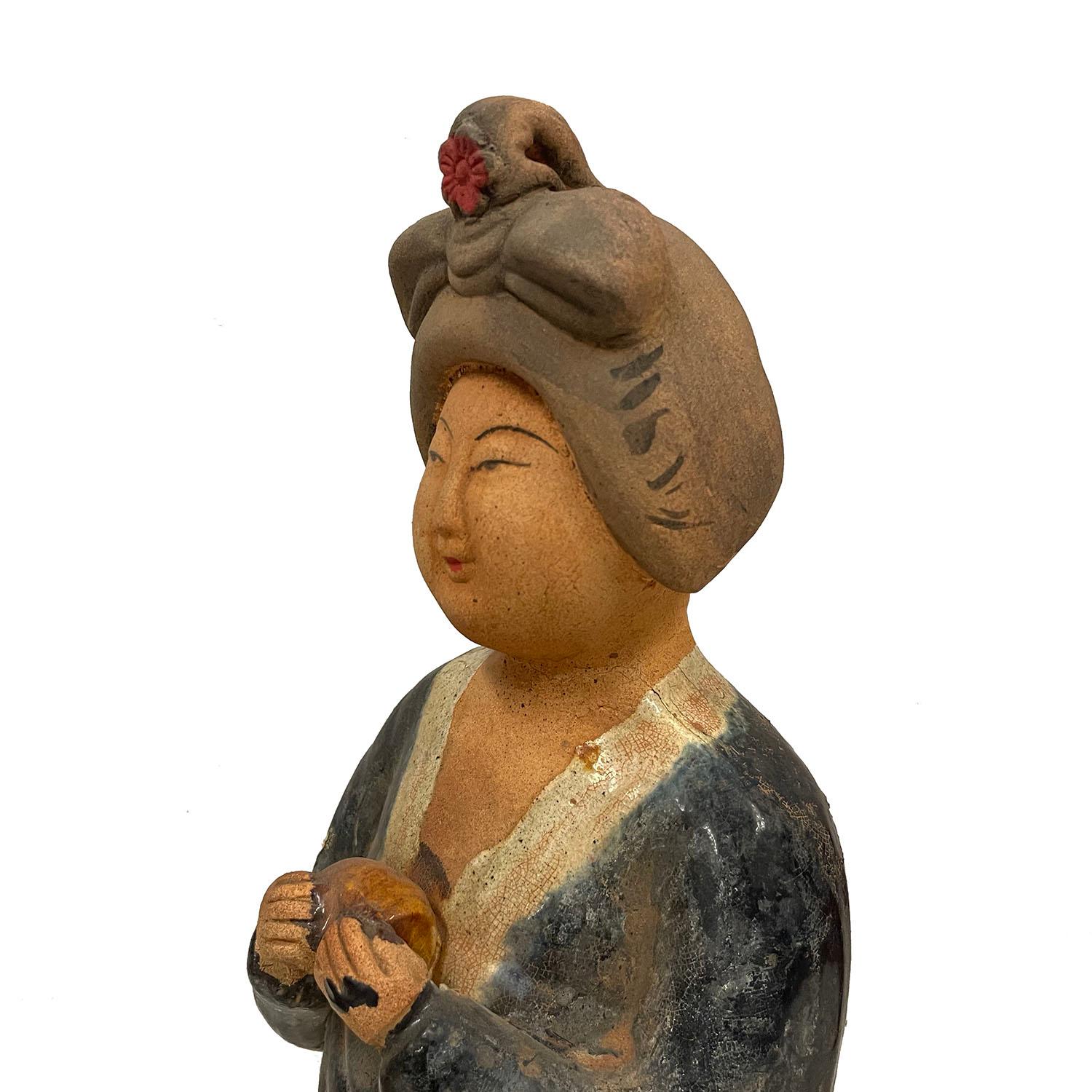 Ceramica Statua di tomba in ceramica smaltata cinese d'epoca Tang tricolore in vendita