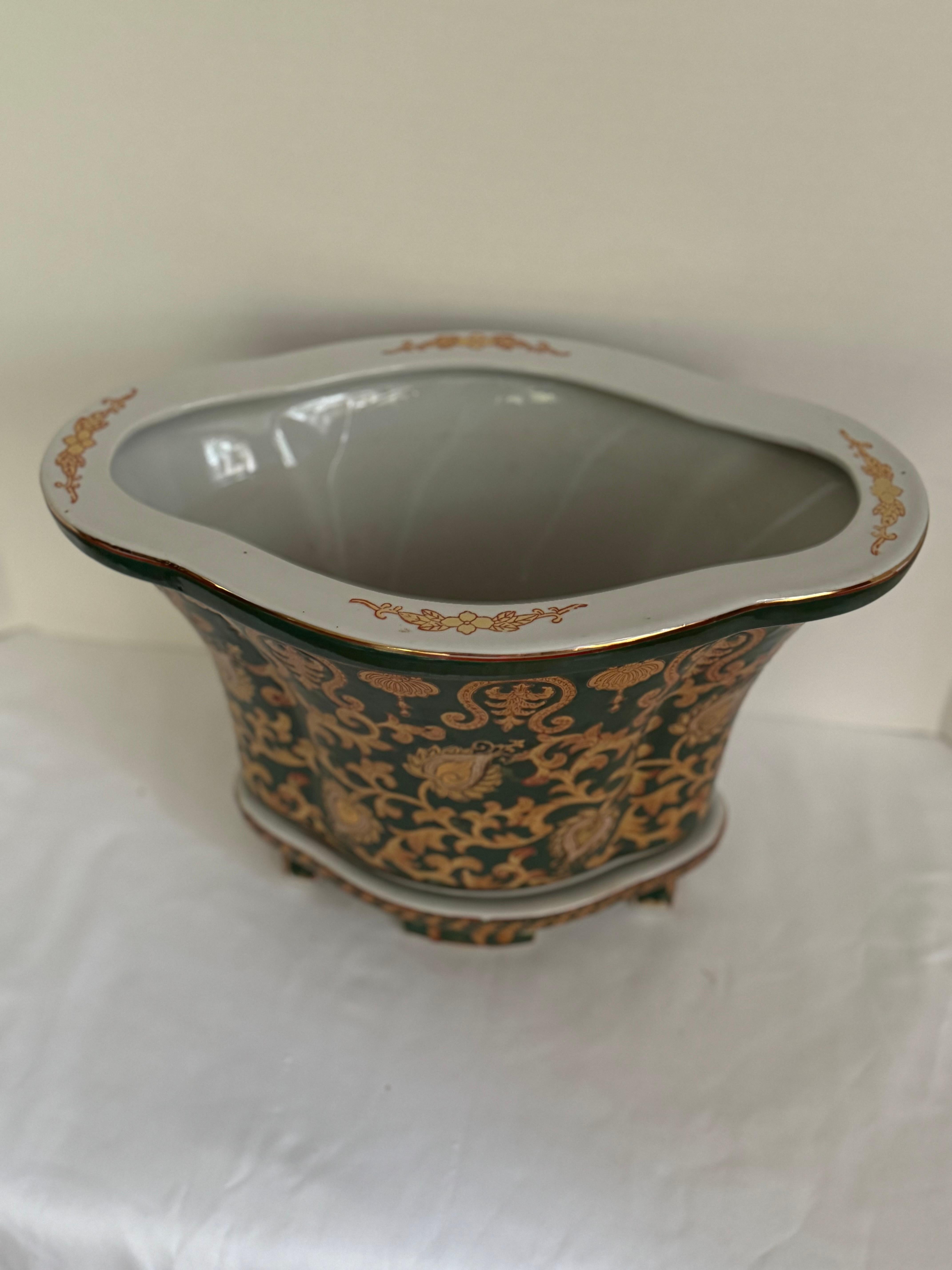 
Fioriera cinese d'epoca con monogramma cinese sul fondo Ornatamente dipinta a mano con Questa splendida porcellana d'epoca dipinta a mano con tappezzeria  Con un design in stile con accenti verdi e dorati sul bordo, questa fioriera è una pura
