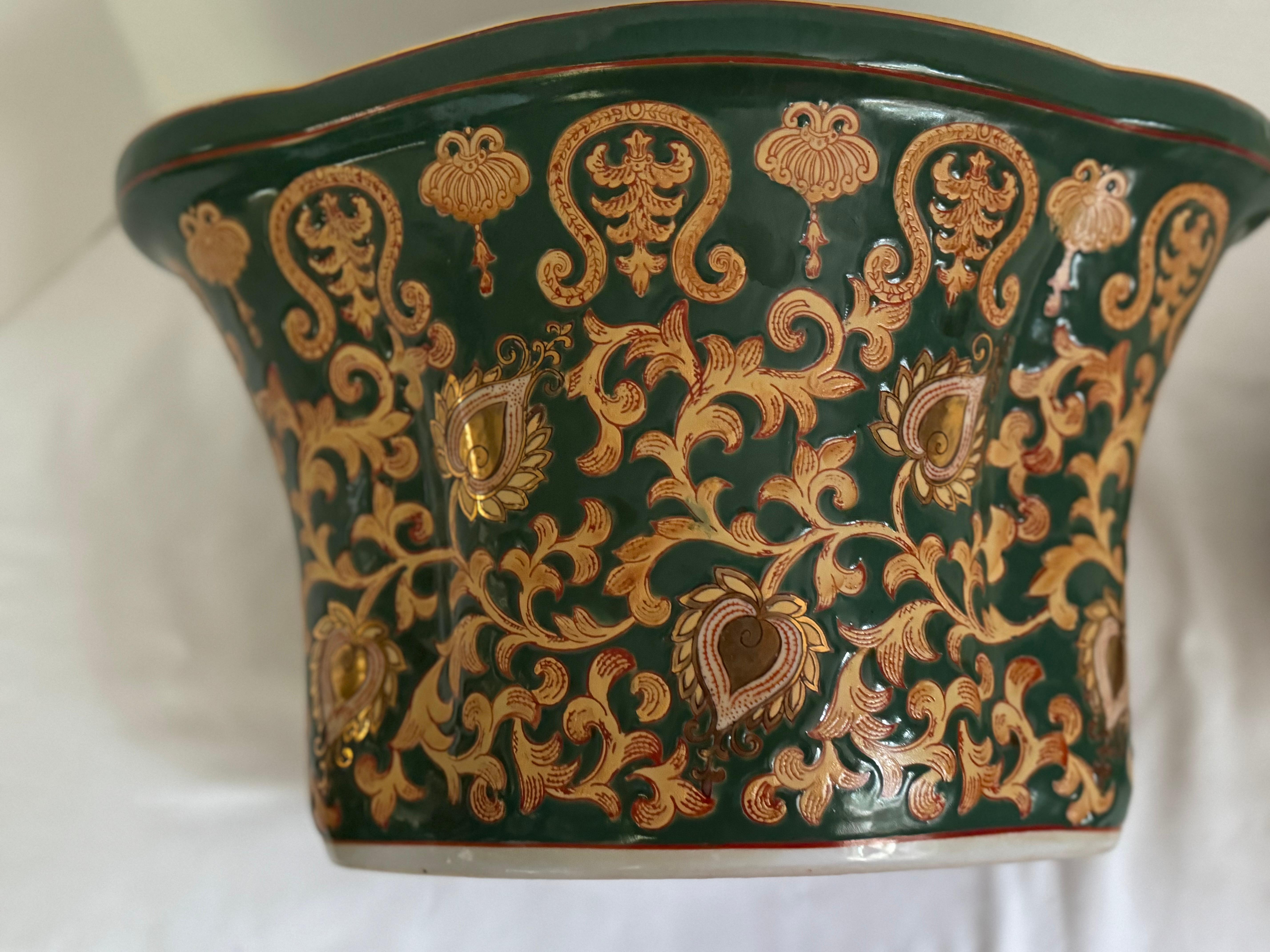 XX secolo Vaso e sottovaso in porcellana con disegno di arazzo cinese d'epoca in vendita