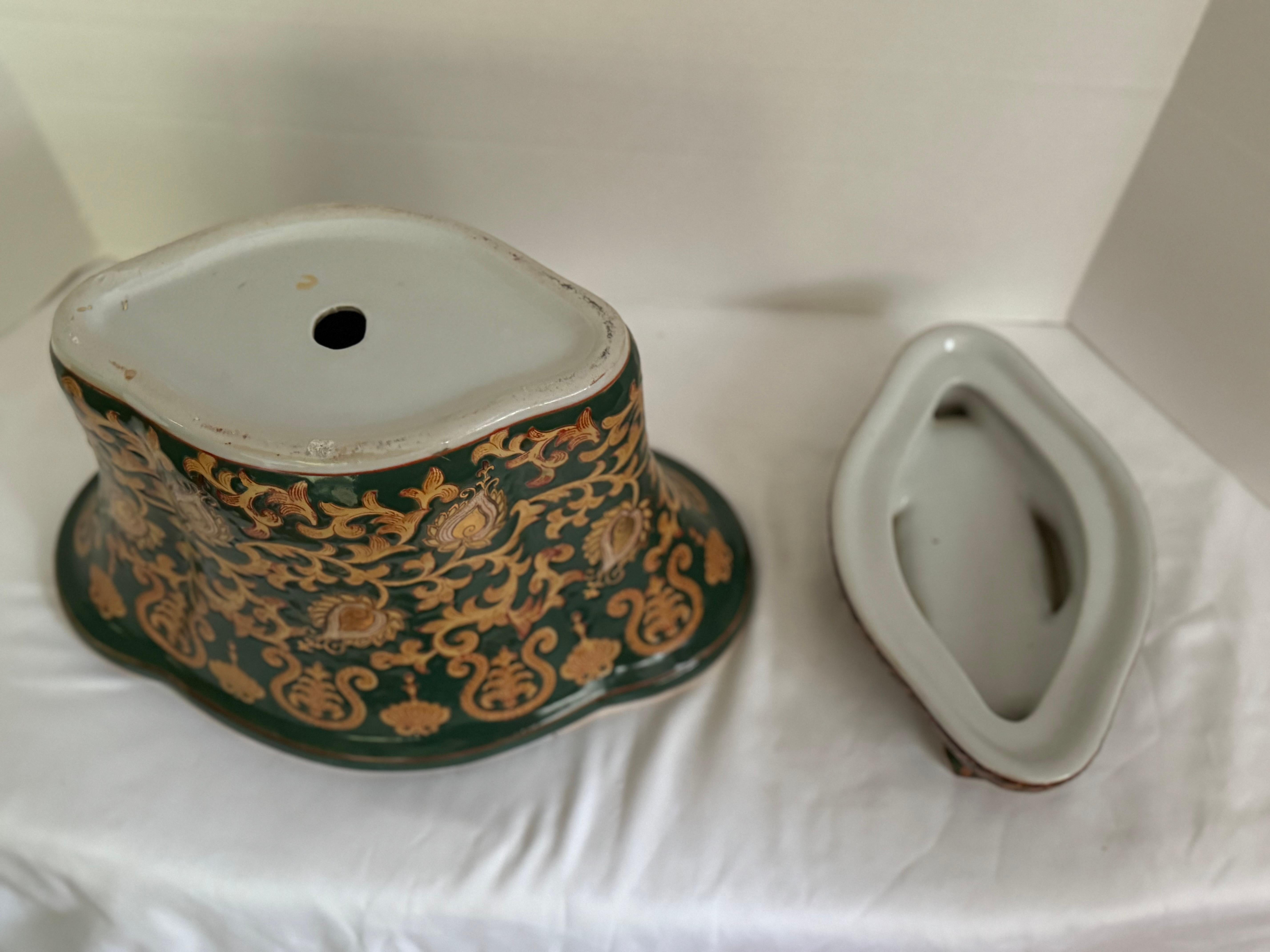Vaso e sottovaso in porcellana con disegno di arazzo cinese d'epoca in vendita 1
