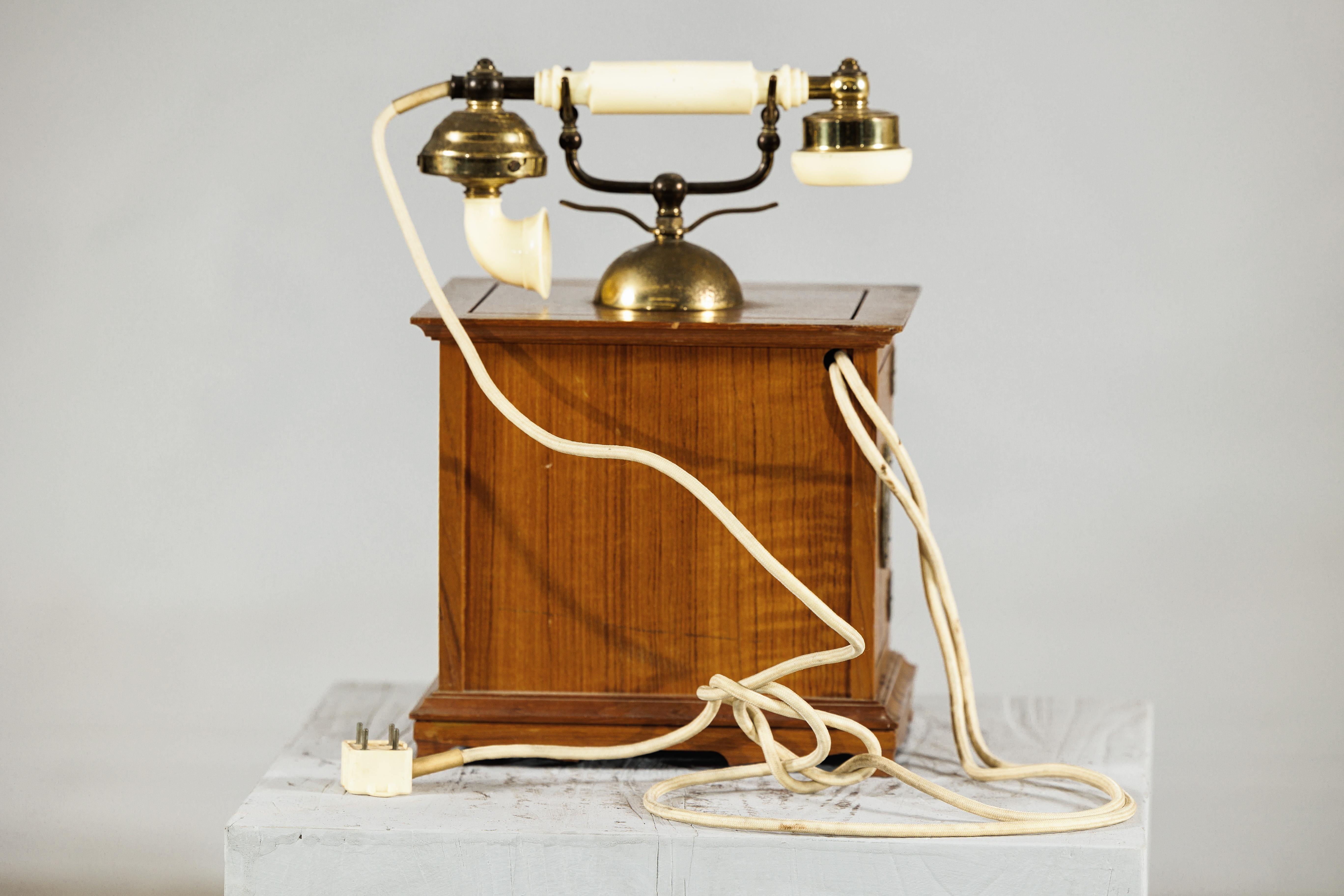 Telefono cinese d'epoca con dettagli in ottone e design di ispirazione francese in vendita 3