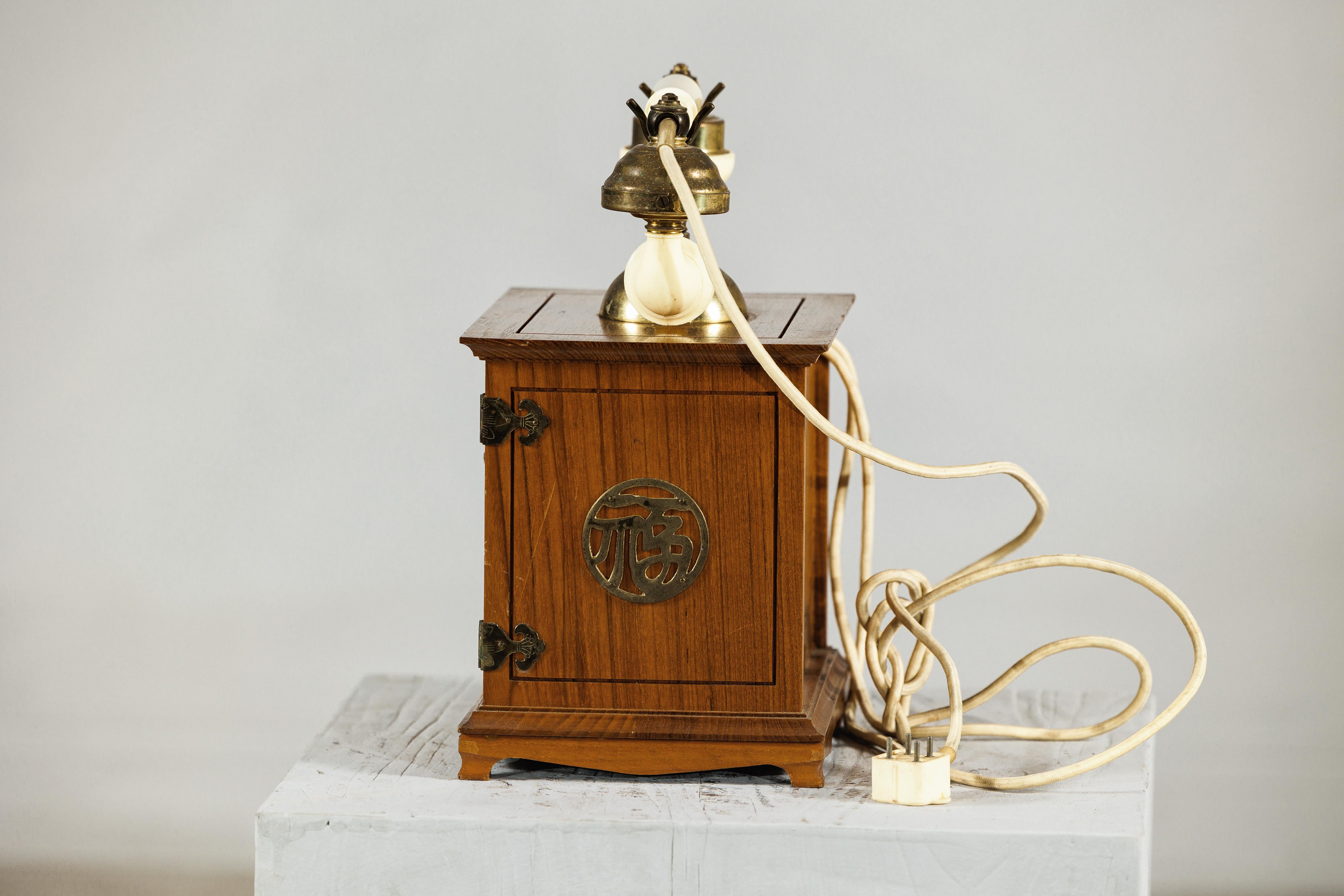 Telefono cinese d'epoca con dettagli in ottone e design di ispirazione francese in vendita 4