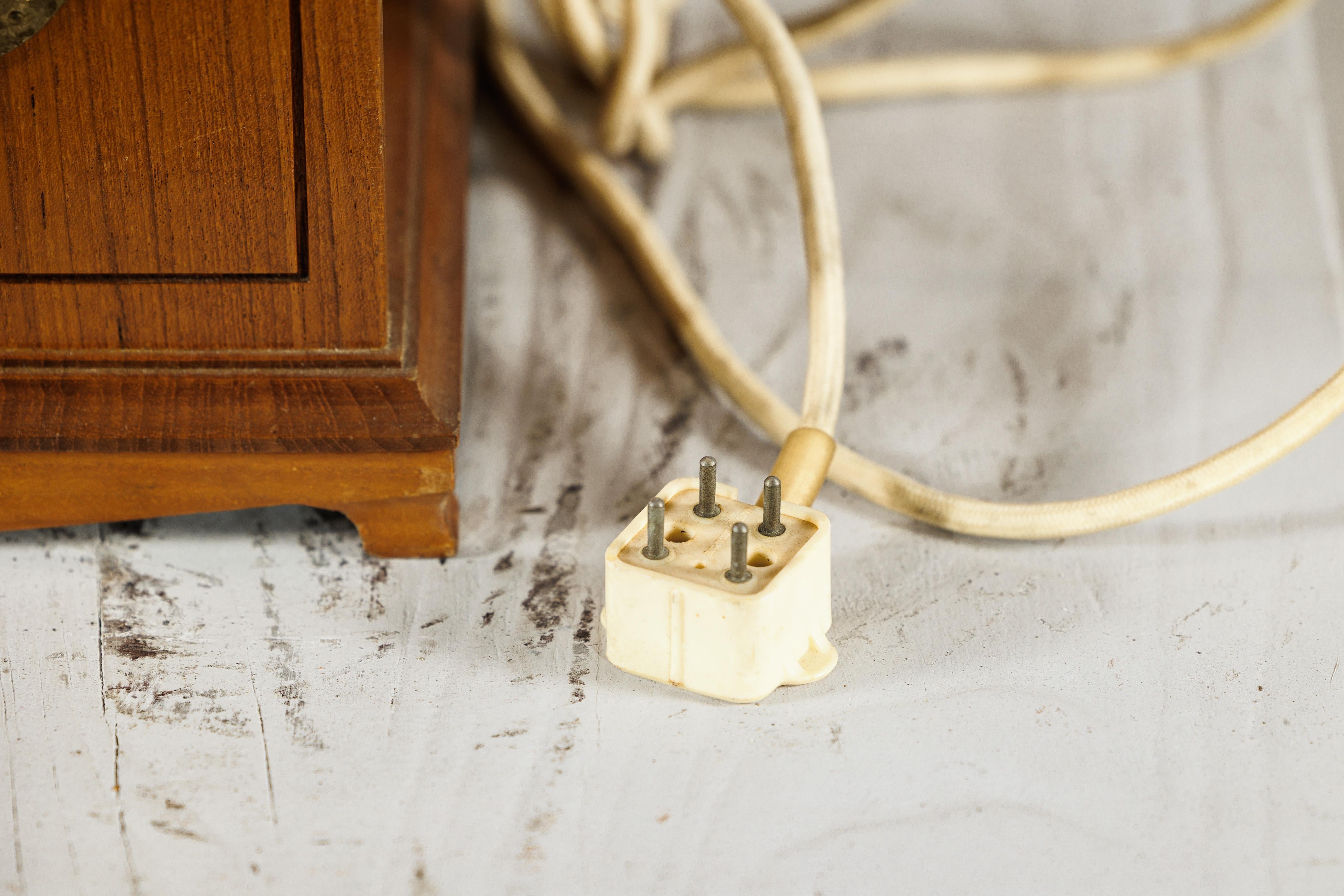 Telefono cinese d'epoca con dettagli in ottone e design di ispirazione francese in vendita 6