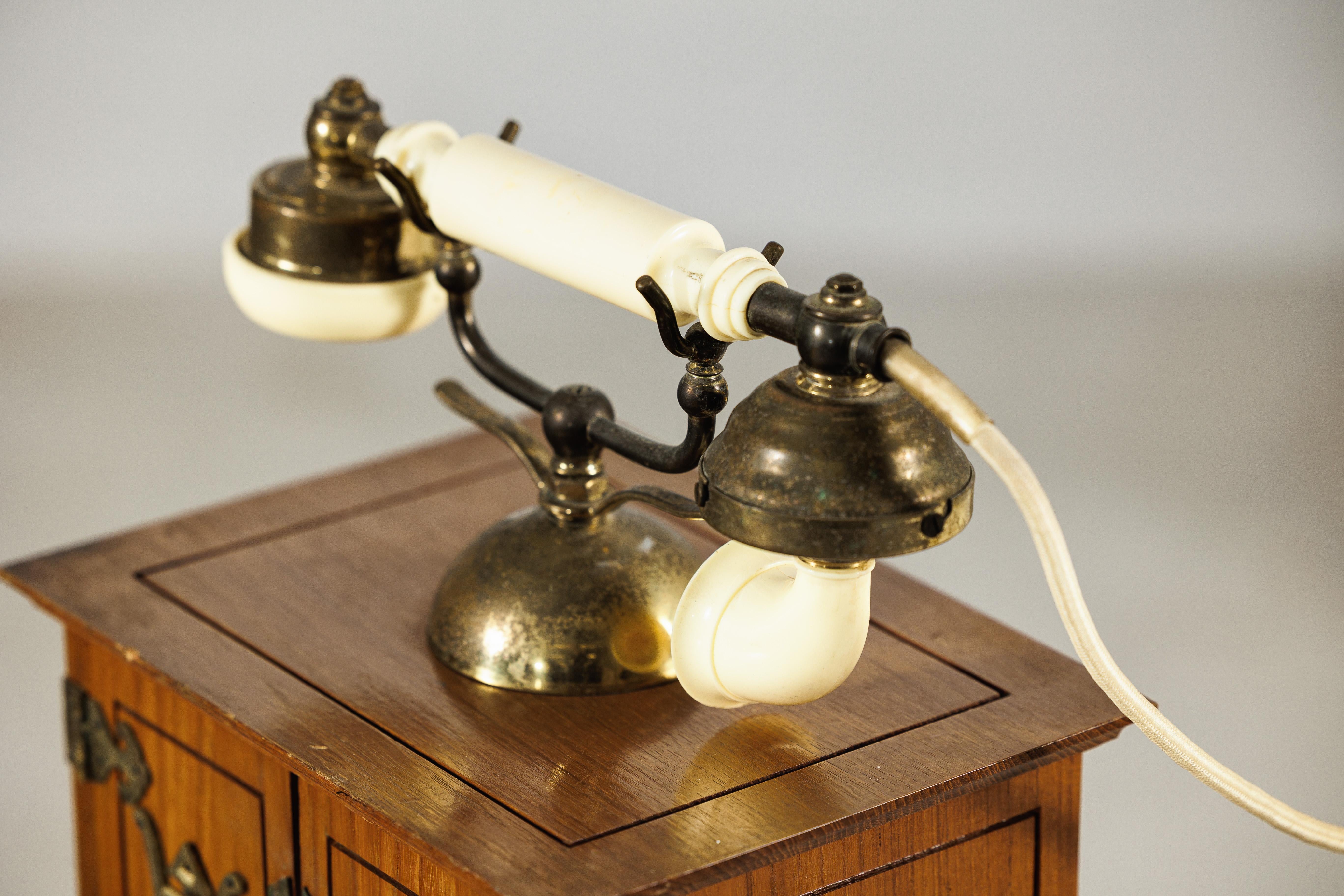 Telefono cinese d'epoca con dettagli in ottone e design di ispirazione francese in vendita 7