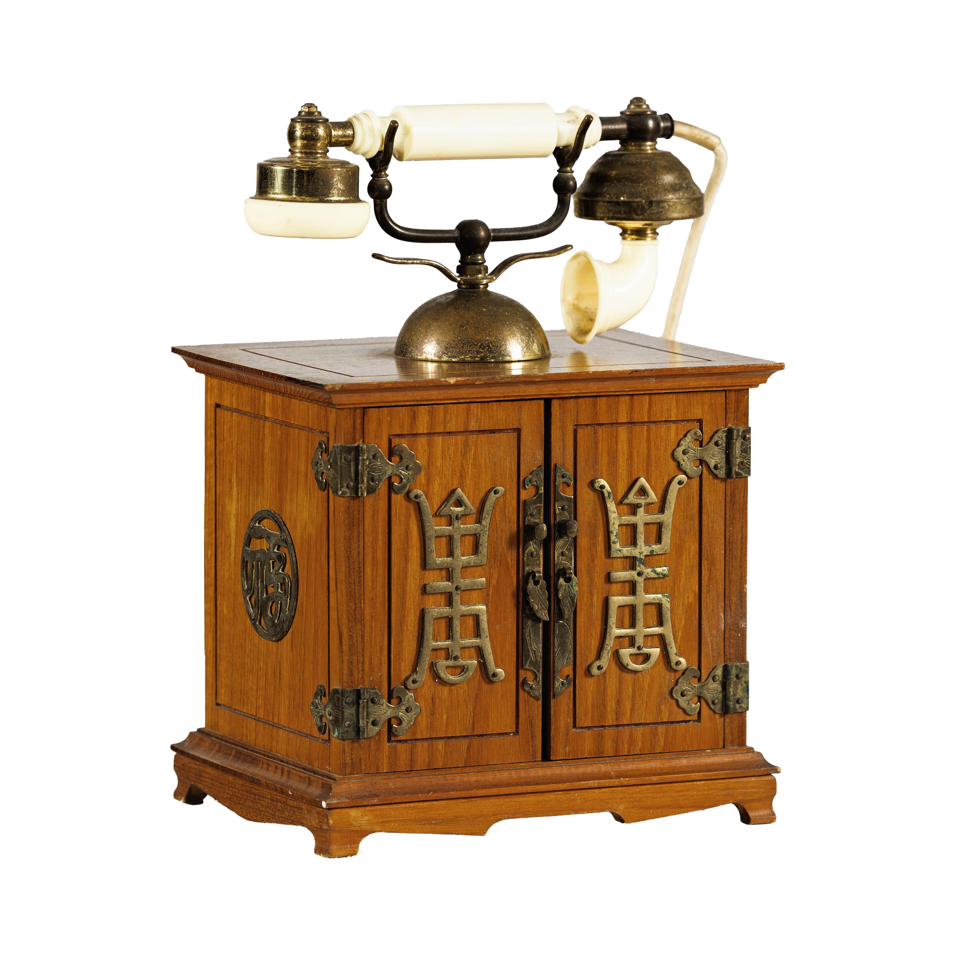 Telefono cinese d'epoca con dettagli in ottone e design di ispirazione francese in vendita 8