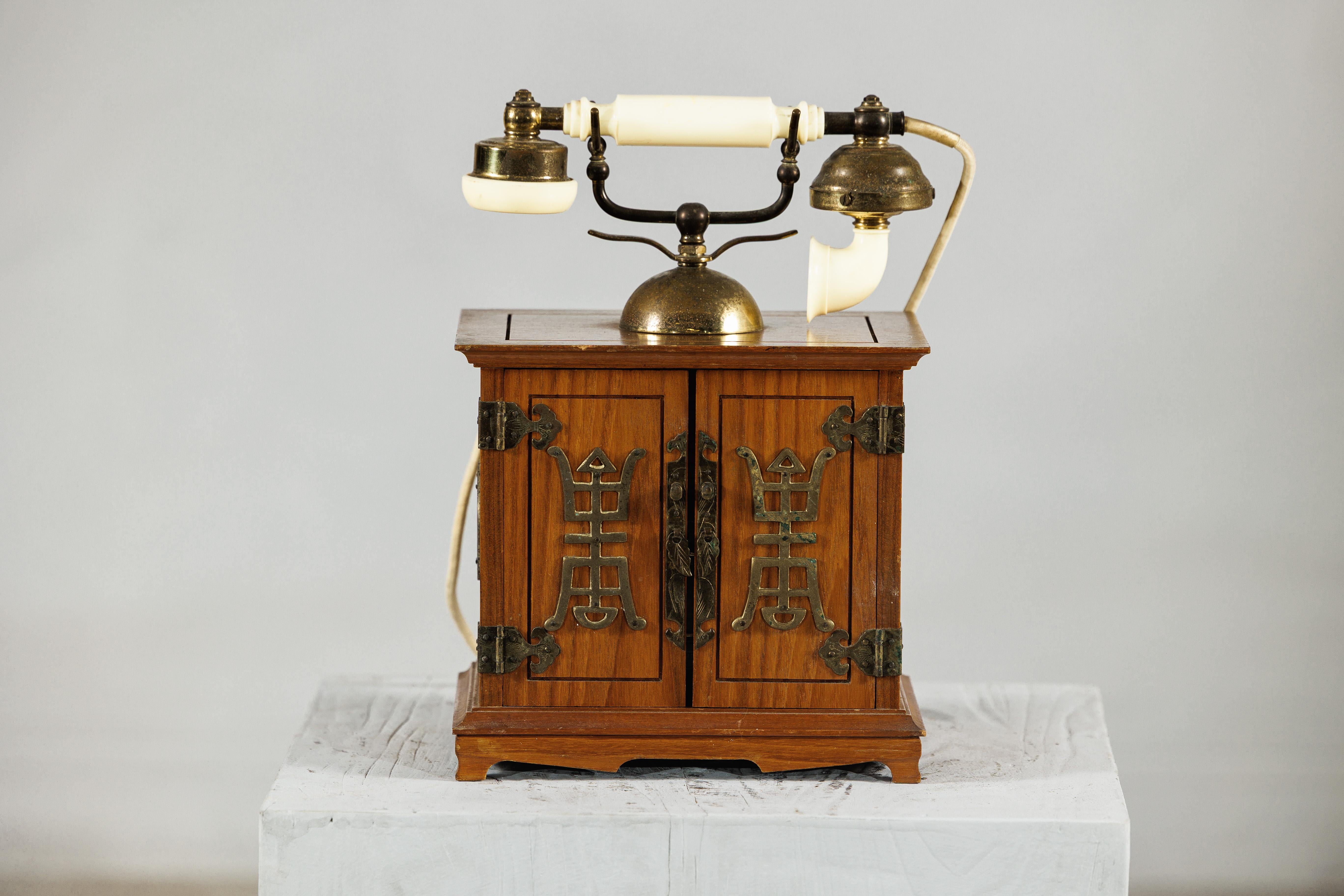 Mid-Century moderno Telefono cinese d'epoca con dettagli in ottone e design di ispirazione francese in vendita