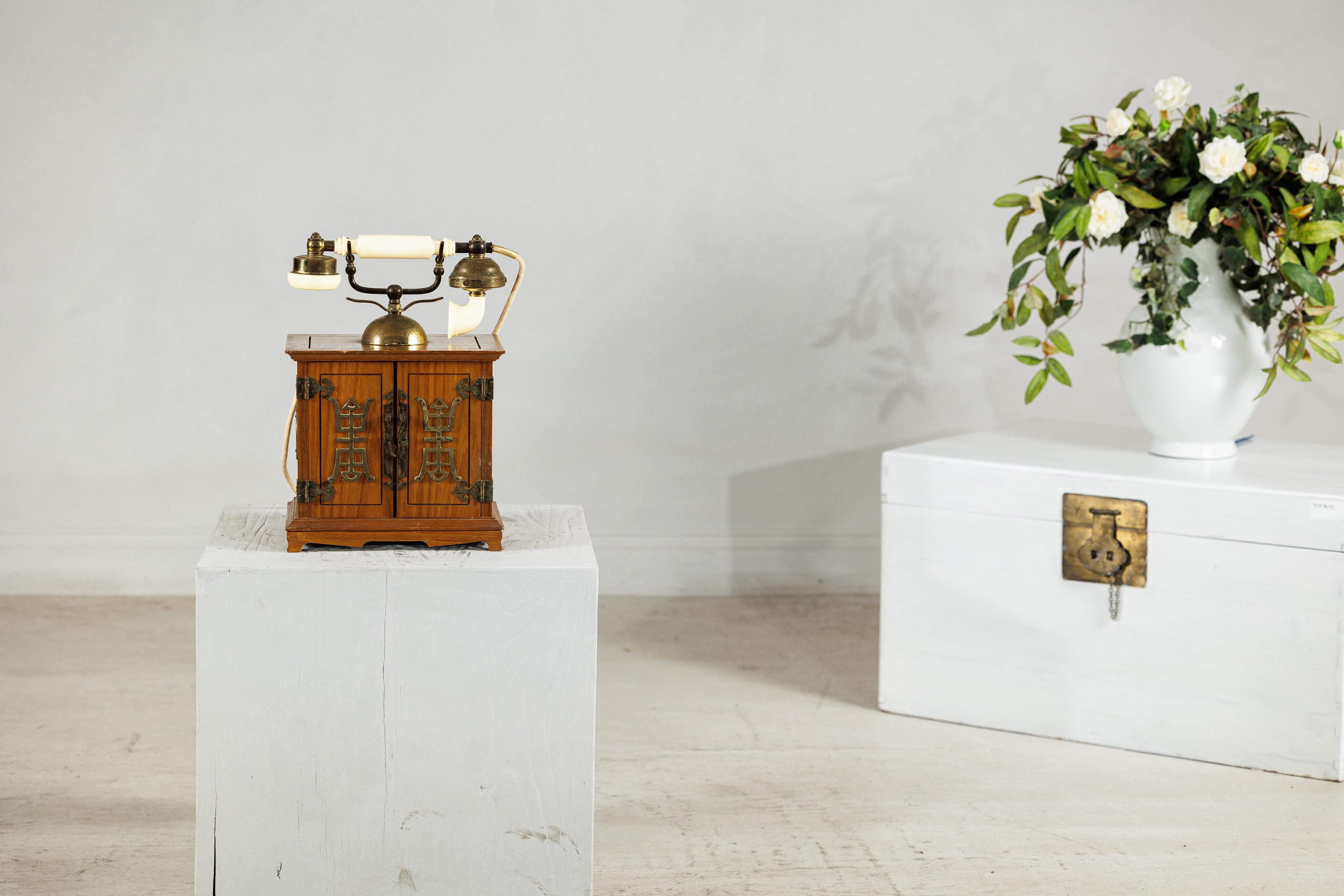 Cinese Telefono cinese d'epoca con dettagli in ottone e design di ispirazione francese in vendita