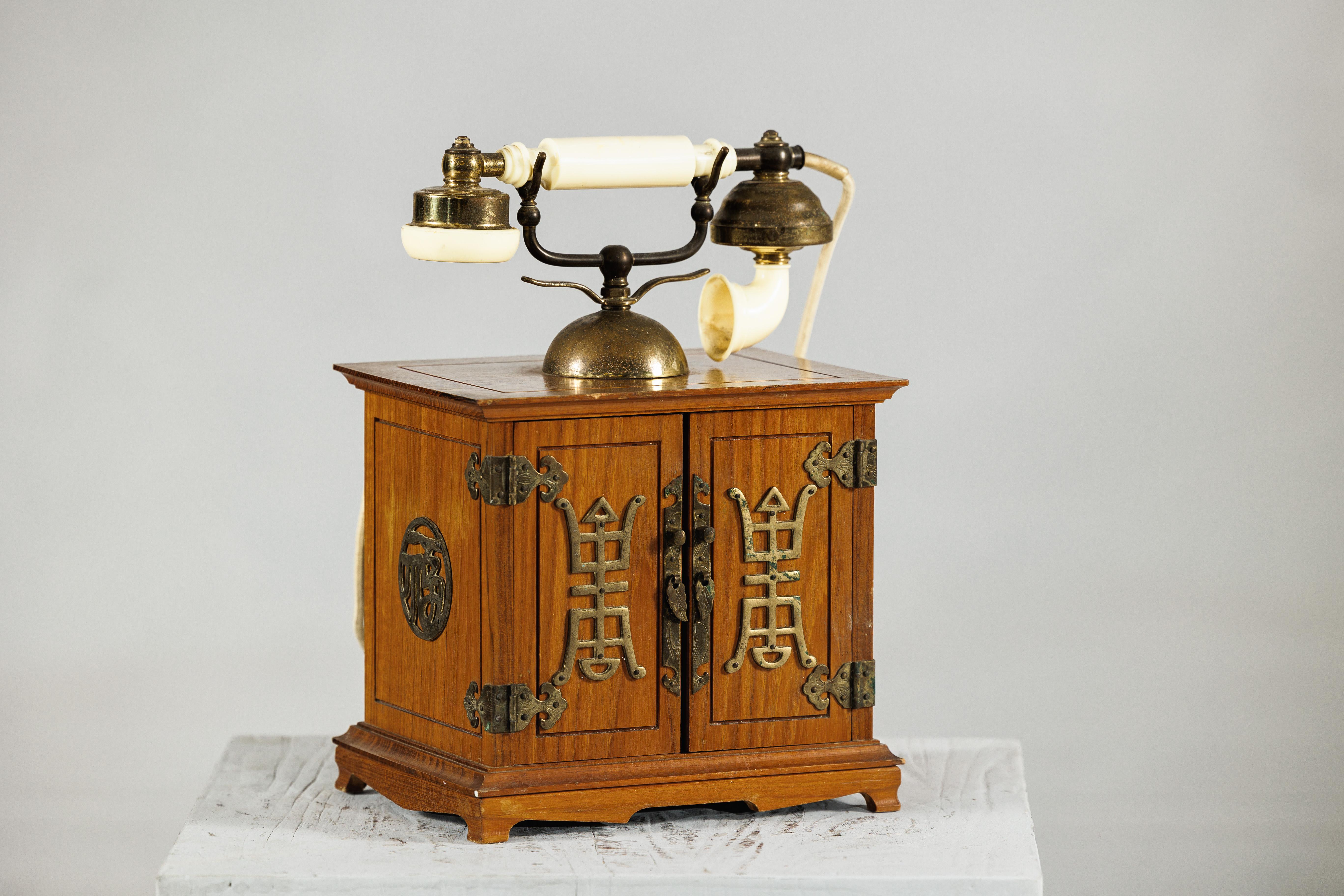 Telefono cinese d'epoca con dettagli in ottone e design di ispirazione francese In condizioni buone in vendita a Yonkers, NY