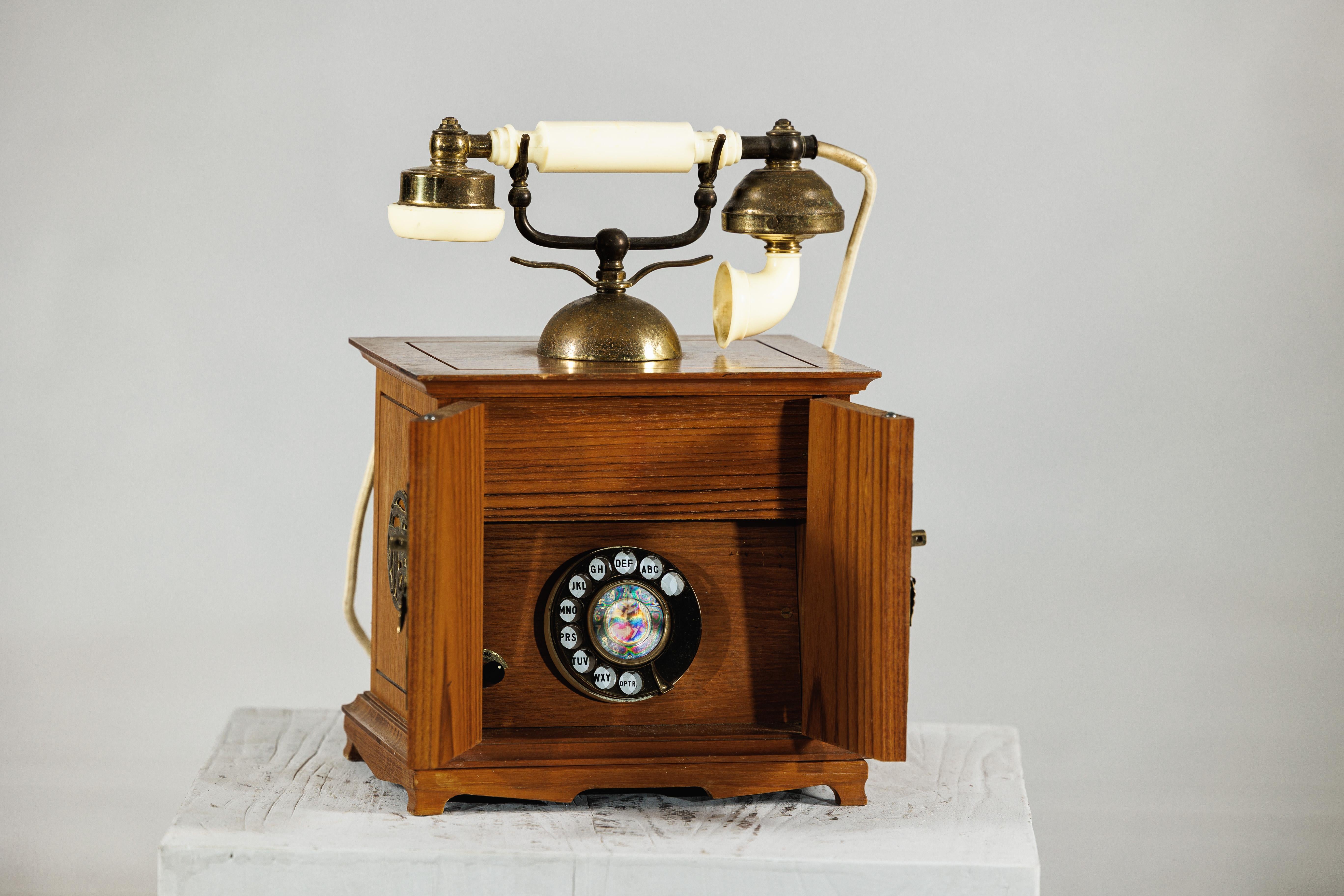 XX secolo Telefono cinese d'epoca con dettagli in ottone e design di ispirazione francese in vendita