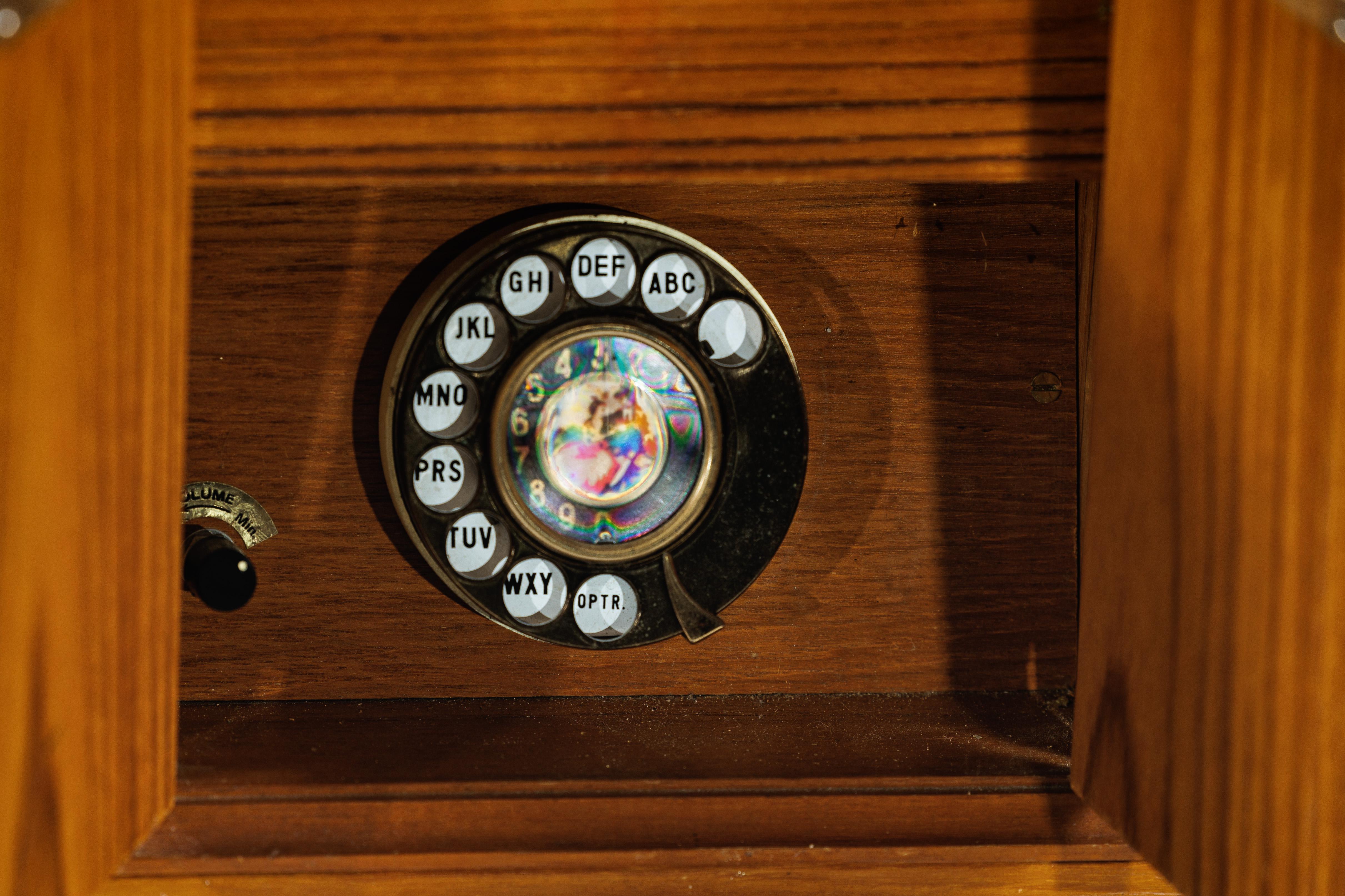 Ottone Telefono cinese d'epoca con dettagli in ottone e design di ispirazione francese in vendita