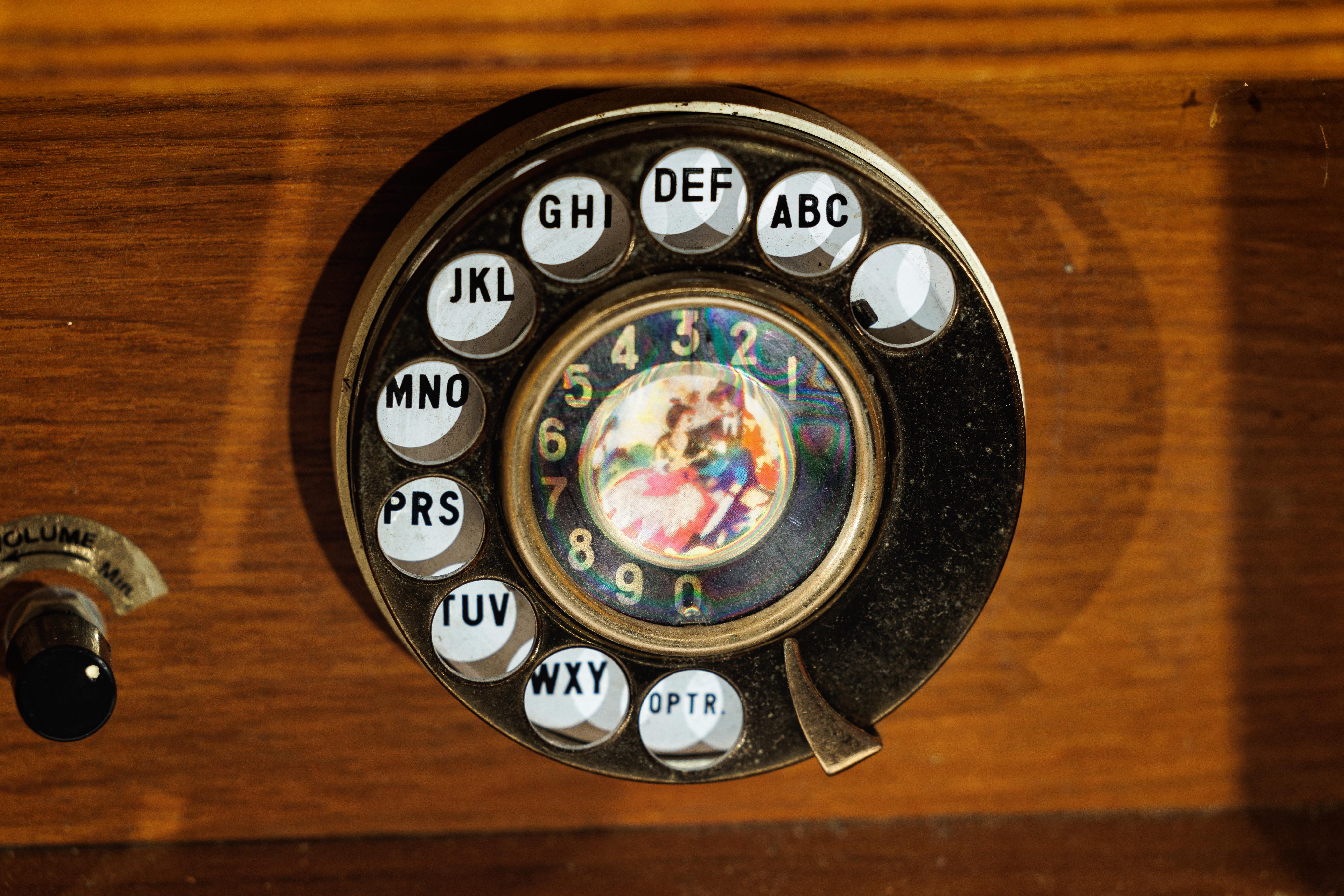 Telefono cinese d'epoca con dettagli in ottone e design di ispirazione francese in vendita 1