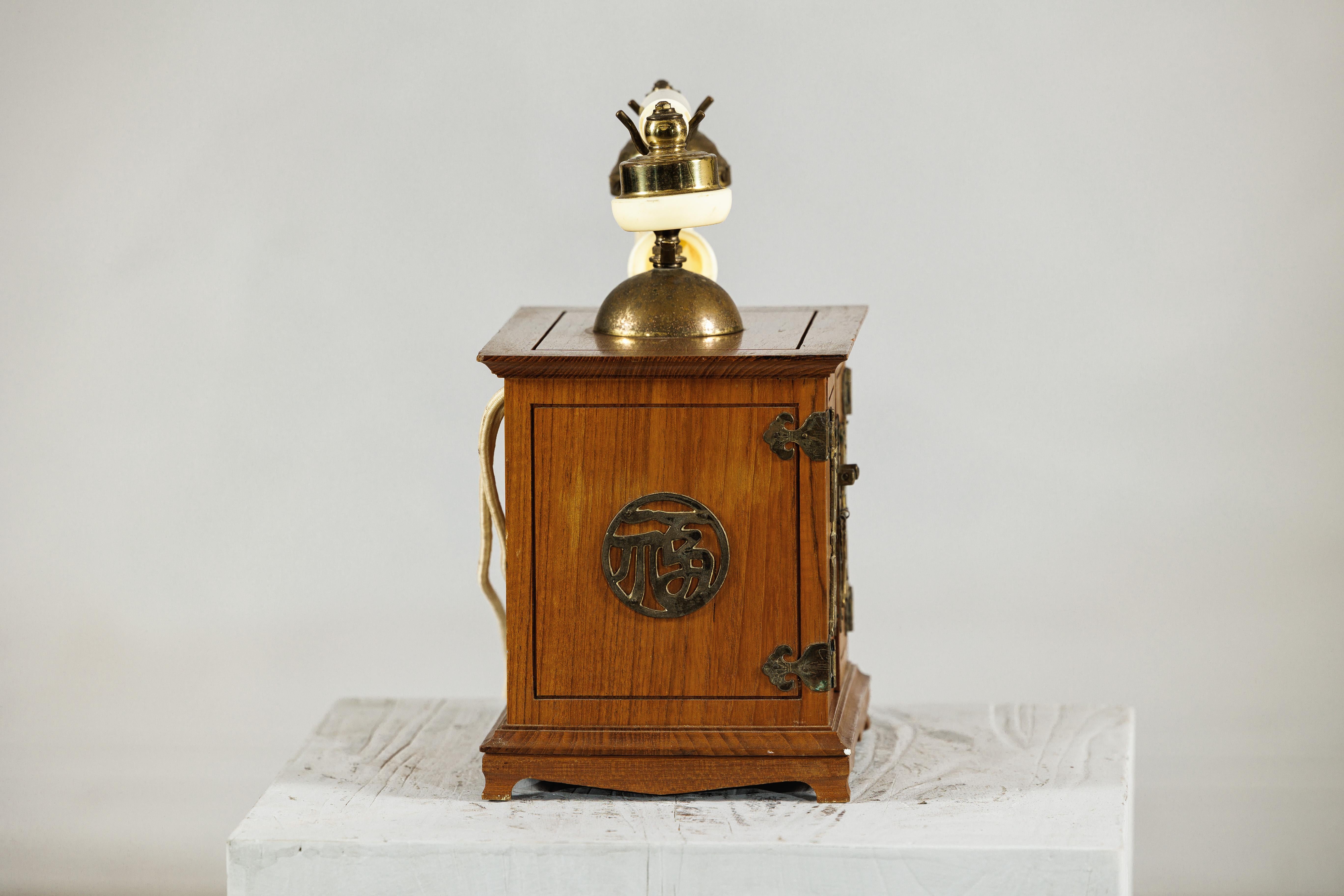 Telefono cinese d'epoca con dettagli in ottone e design di ispirazione francese in vendita 2