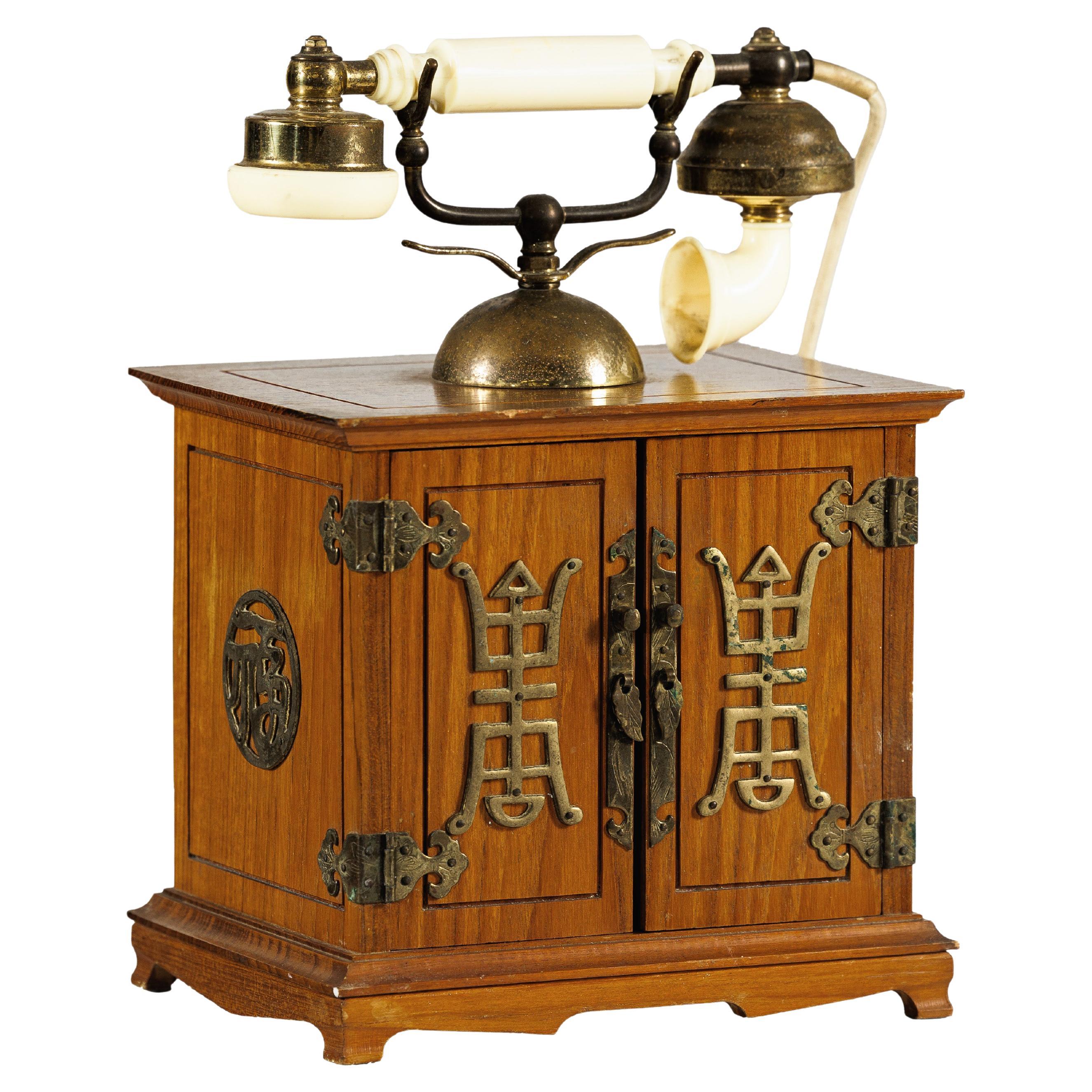 Telefono cinese d'epoca con dettagli in ottone e design di ispirazione francese in vendita