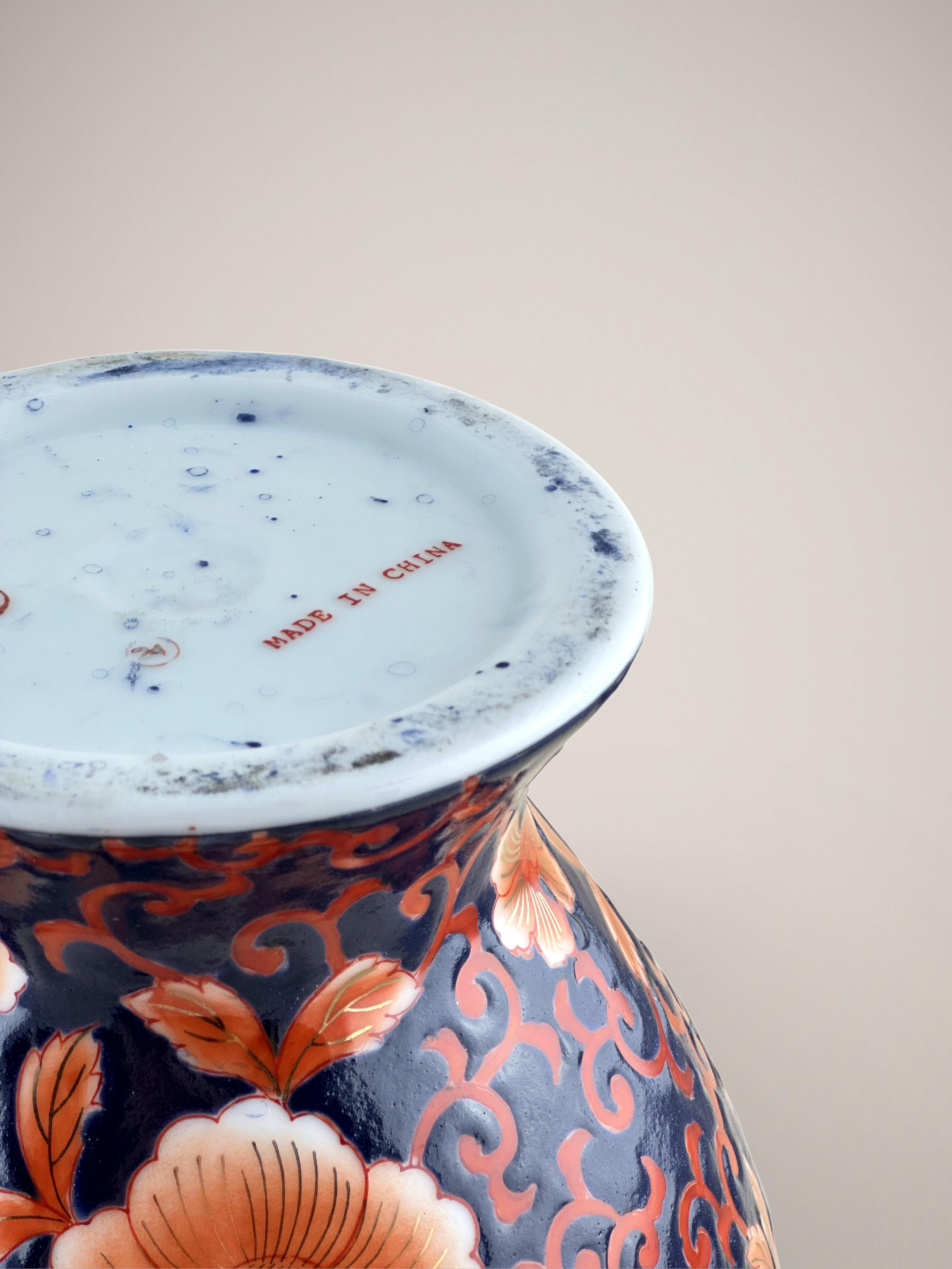 Vintage Chinese Temple Jar Imari Qianlong Style  In Good Condition For Sale In Glasgow, GB