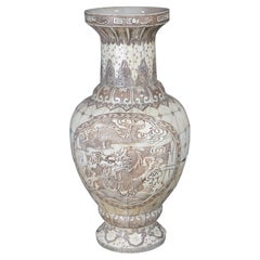 Urne chinoise vintage tessellée en bas-relief avec os de vache et dragon sculpté