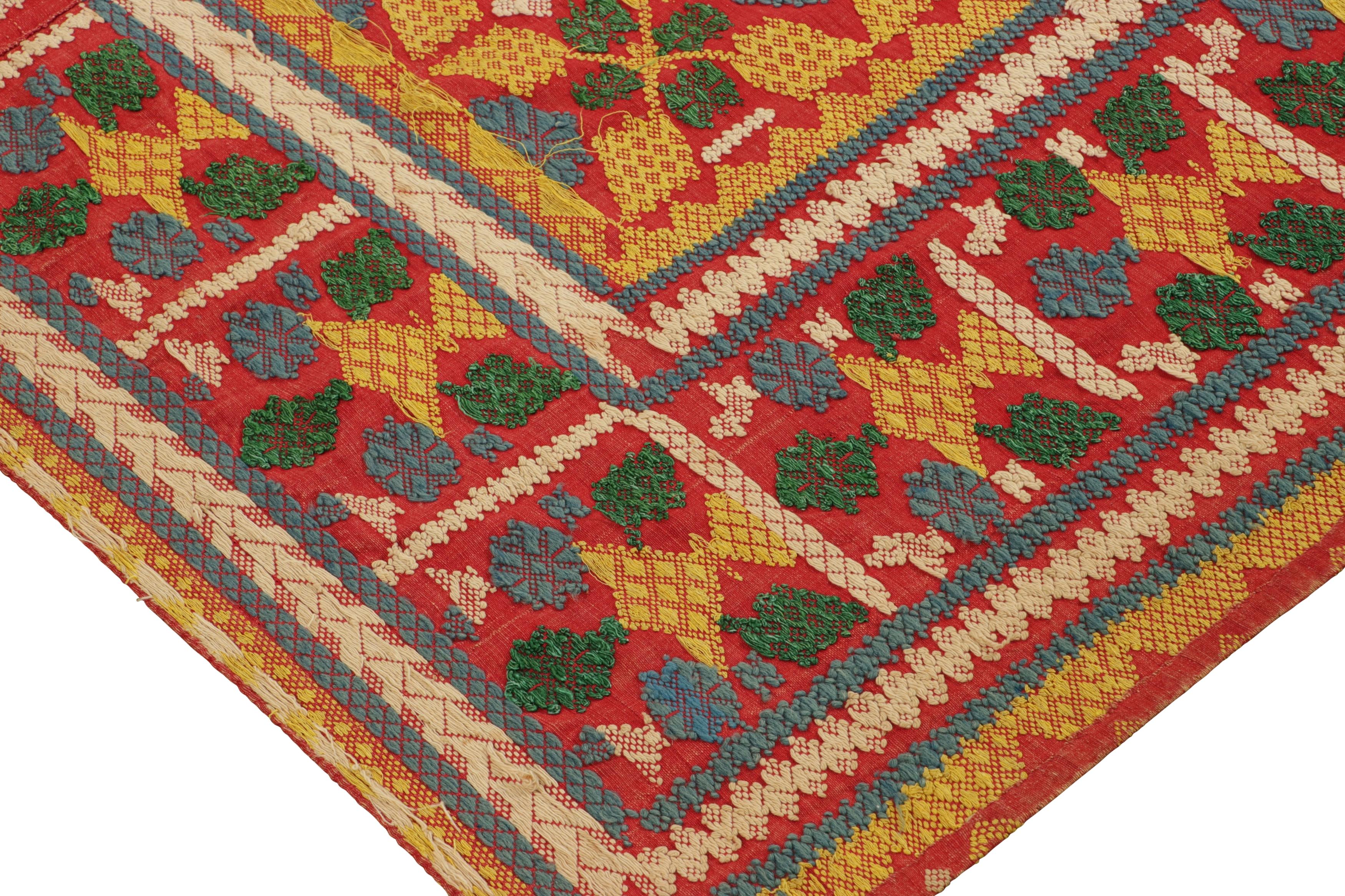 Ce textile chinois vintage 7x8 et ce tapis carré font partie d'une nouvelle collection exceptionnelle de la Collection Tapisserie & Textile de Rug & Kilim - un mariage de techniques de tissage plat et de brocart, réalisé avec de la soie tissée à la