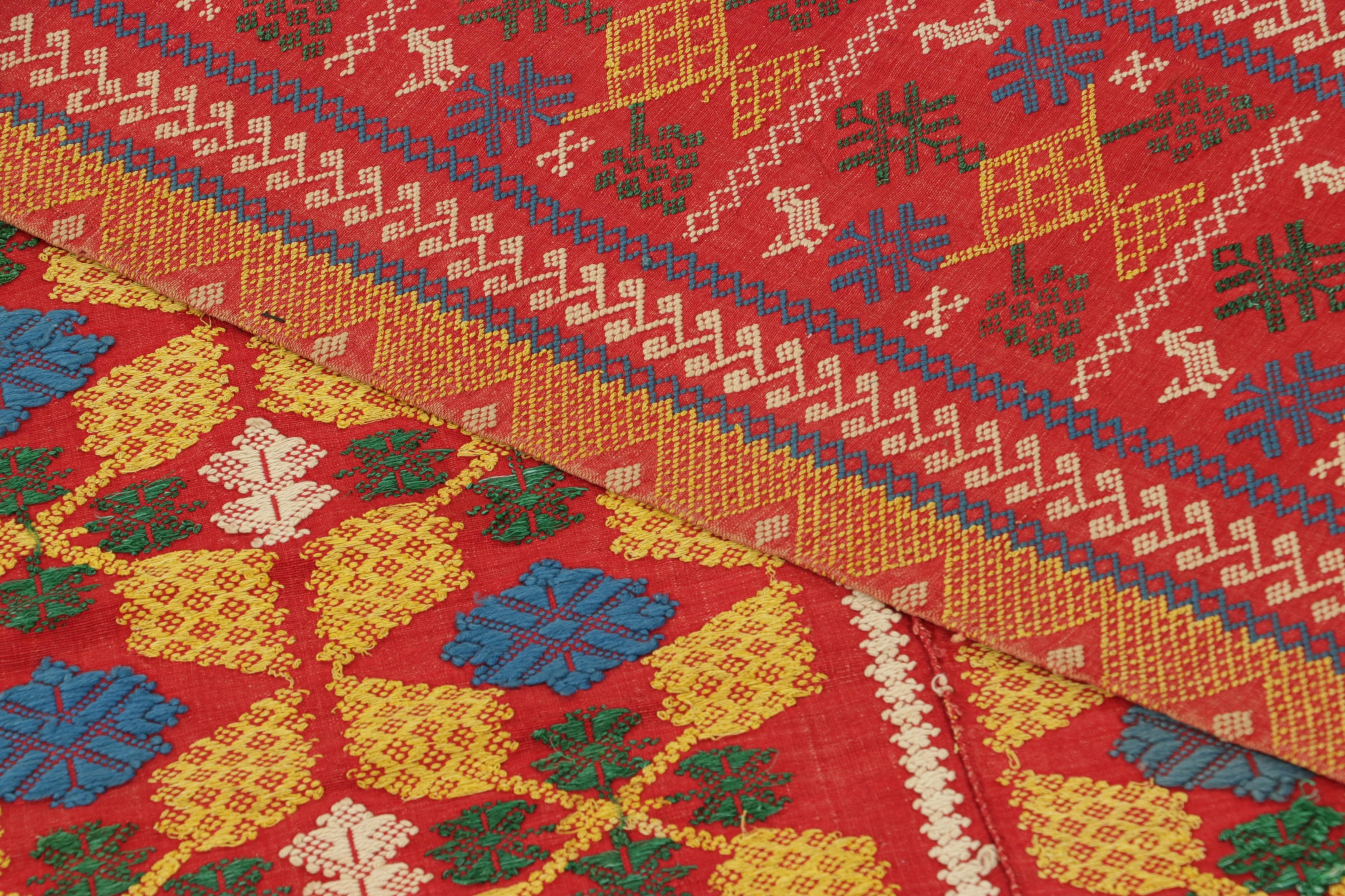 Noué à la main Textile chinois vintage, rouge avec brocart géométrique vibrant - Rug & Kilim en vente