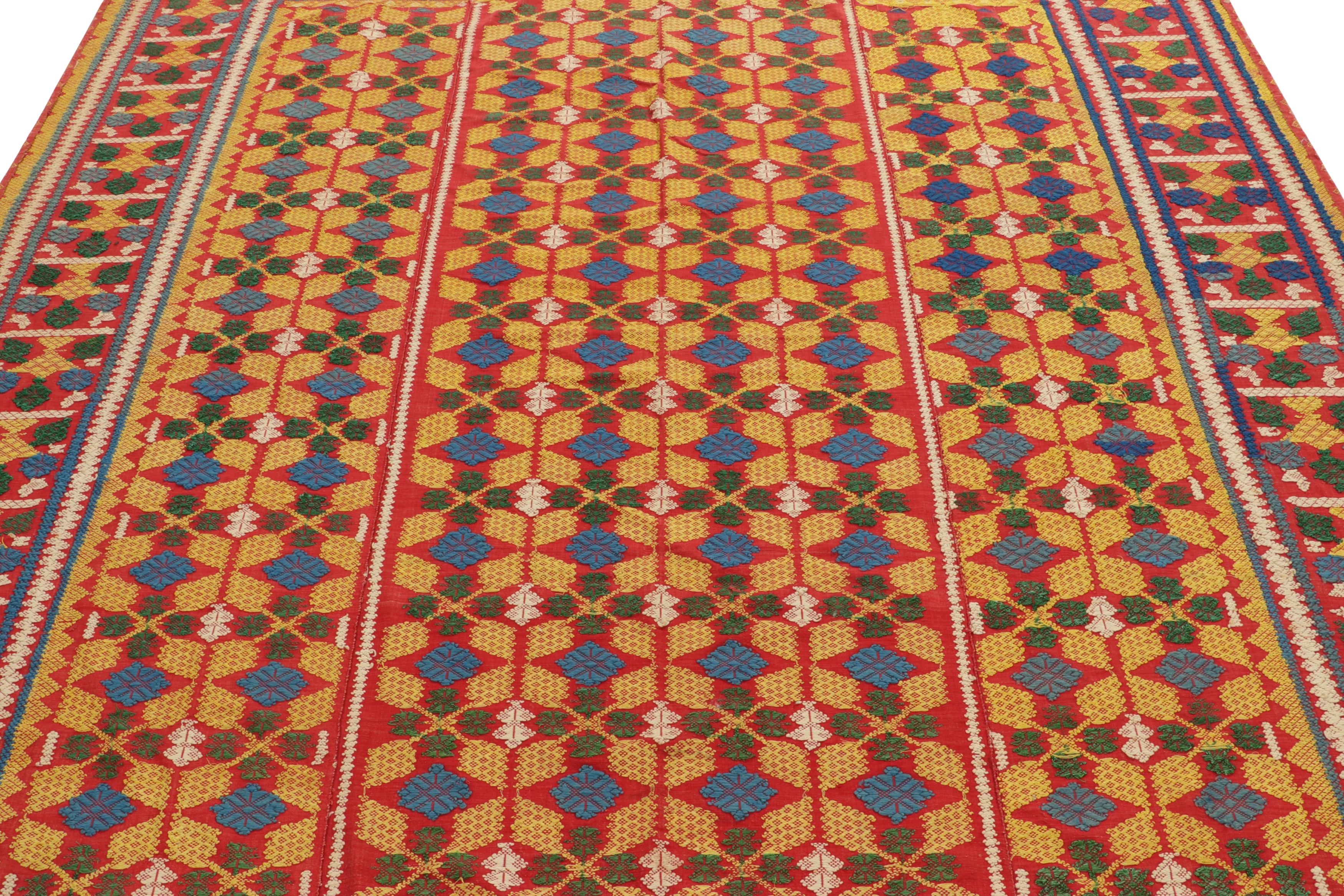 Textile chinois vintage, rouge avec brocart géométrique vibrant - Rug & Kilim Bon état - En vente à Long Island City, NY