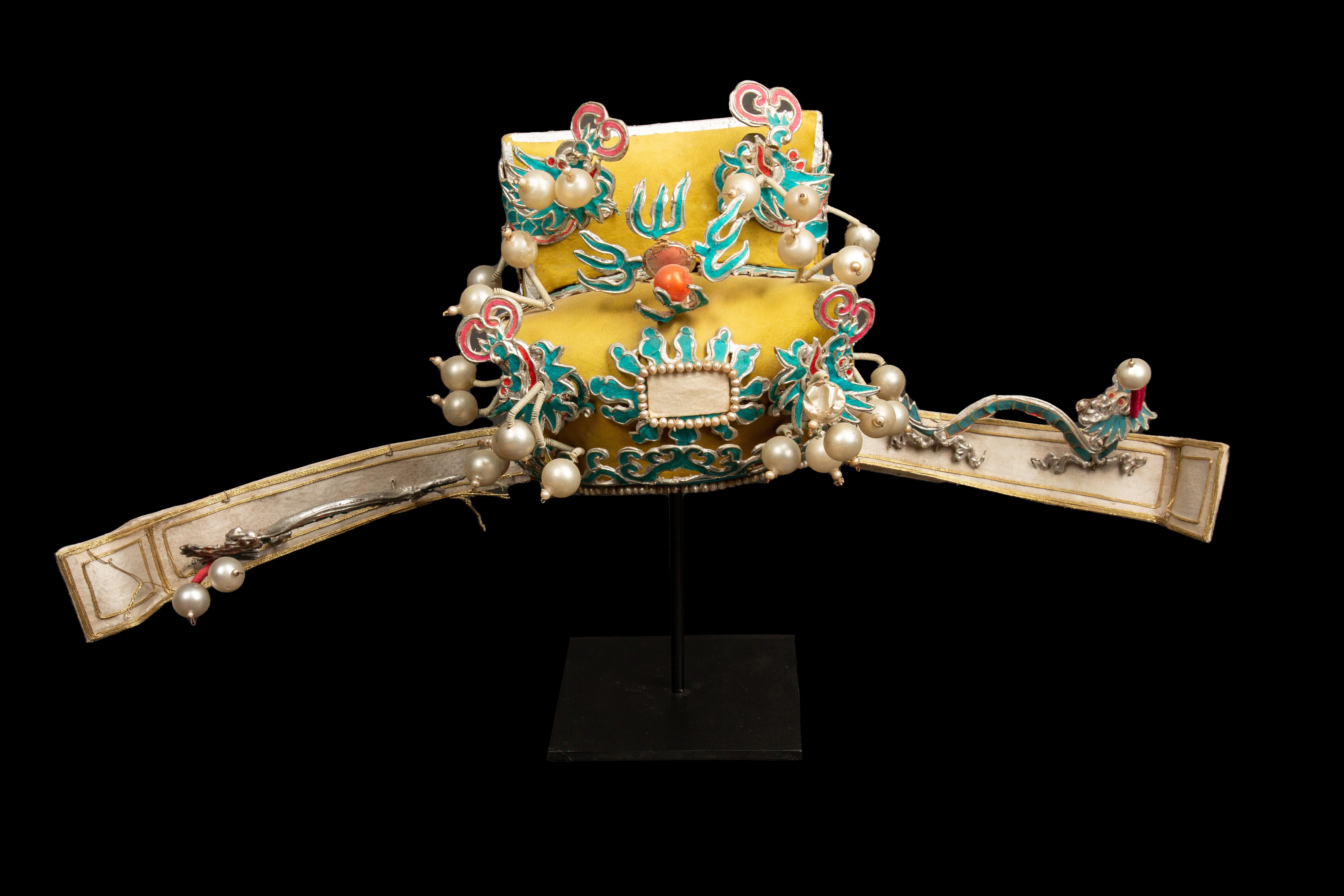 Pièce captivante du patrimoine culturel, cette coiffe de théâtre d'opéra chinois vintage en chartreuse, ornée de détails exquis bleus et argentés et de fausses perles blanches. Datant du début du XXe siècle, cette coiffe met en valeur l'artisanat