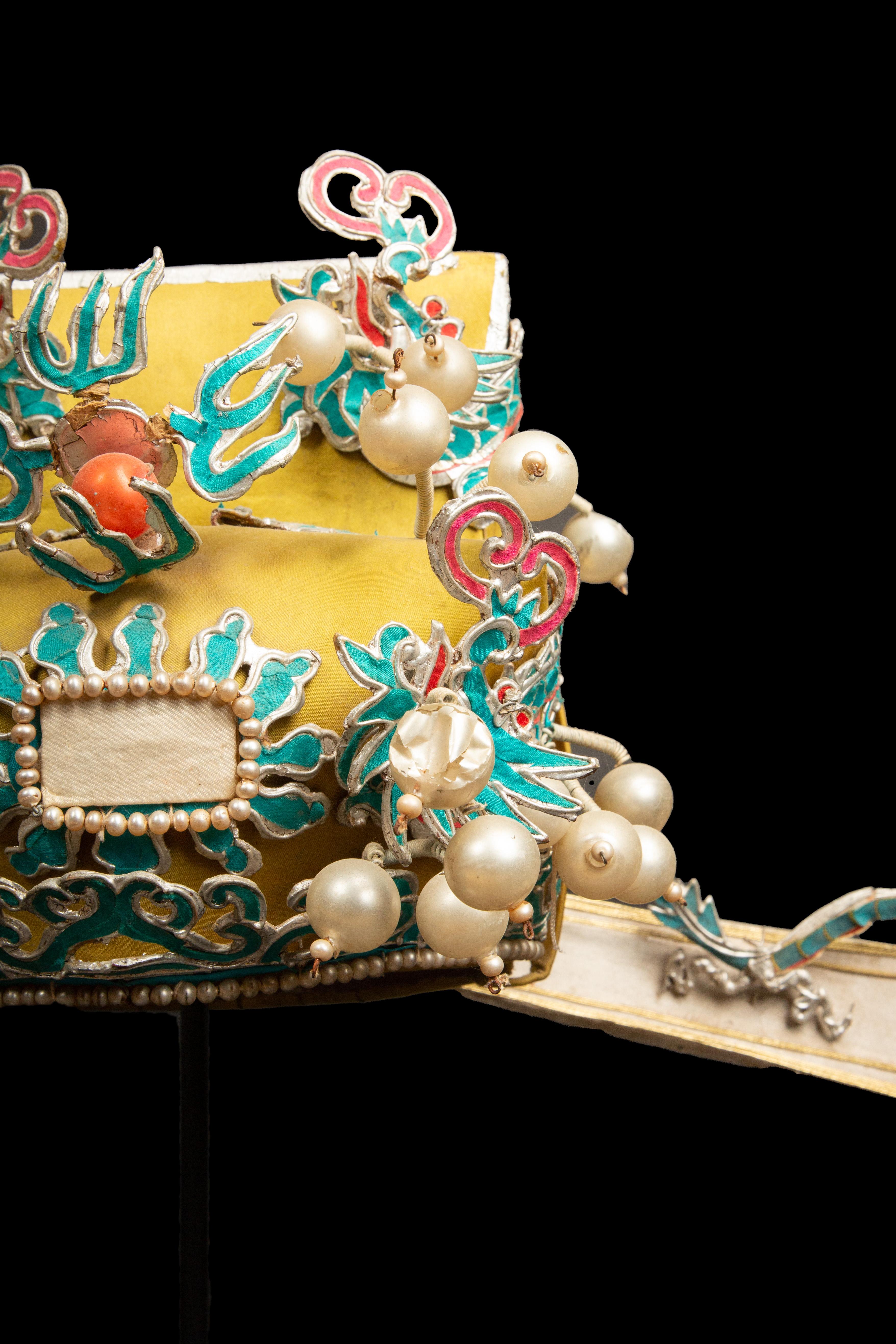 Tissu Coiffeuse d'opéra chinois vintage, chartreuse avec détails en bleu et saucière en vente
