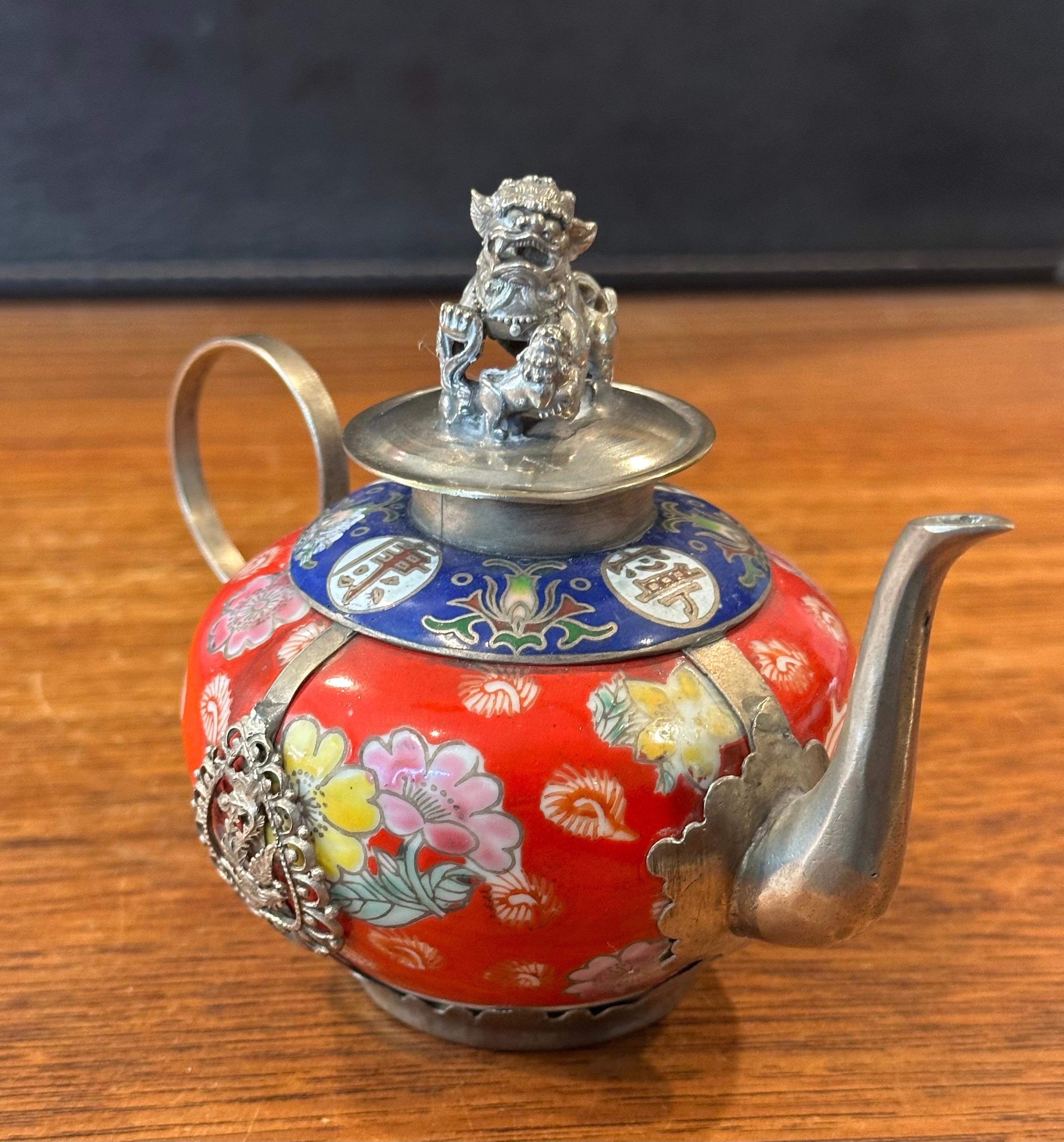 Théière chinoise tibétaine vintage en porcelaine recouverte d'argent avec embout de chien Foo en vente 3