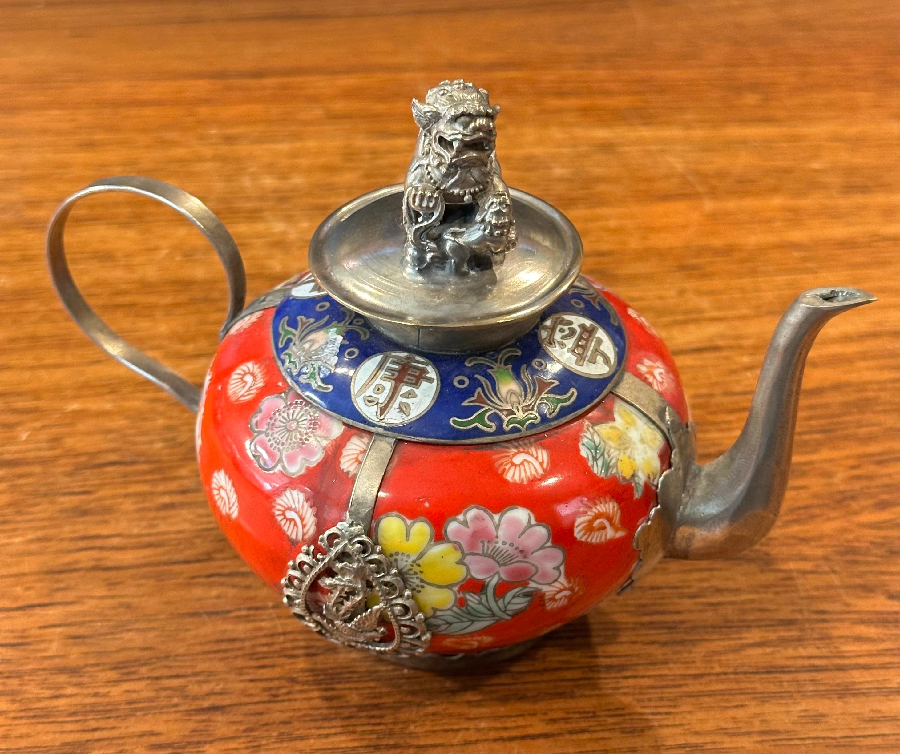 Théière chinoise tibétaine vintage en porcelaine recouverte d'argent avec embout de chien Foo en vente 4