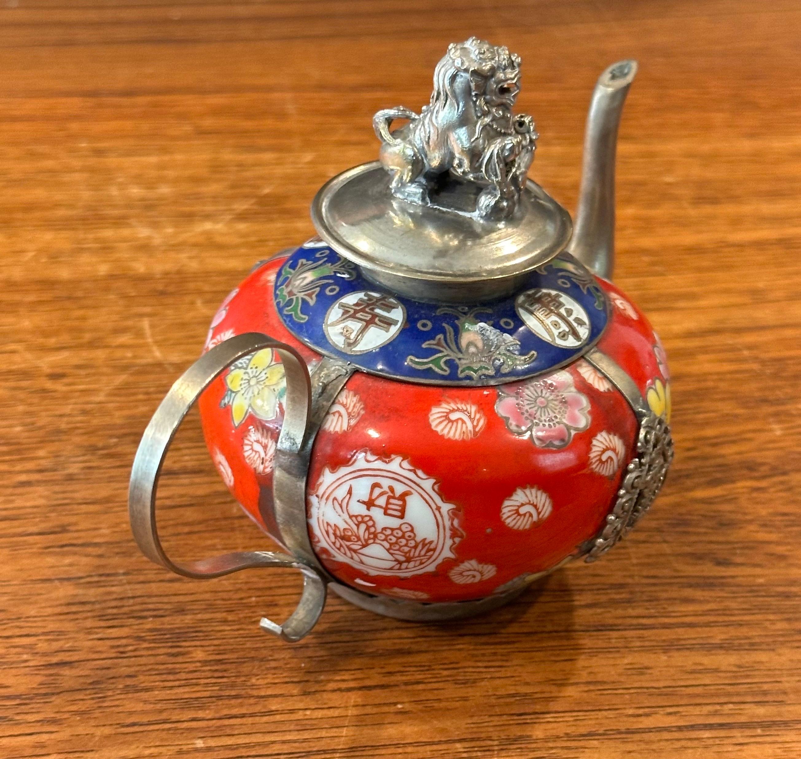 Théière chinoise tibétaine vintage en porcelaine recouverte d'argent avec embout de chien Foo en vente 5