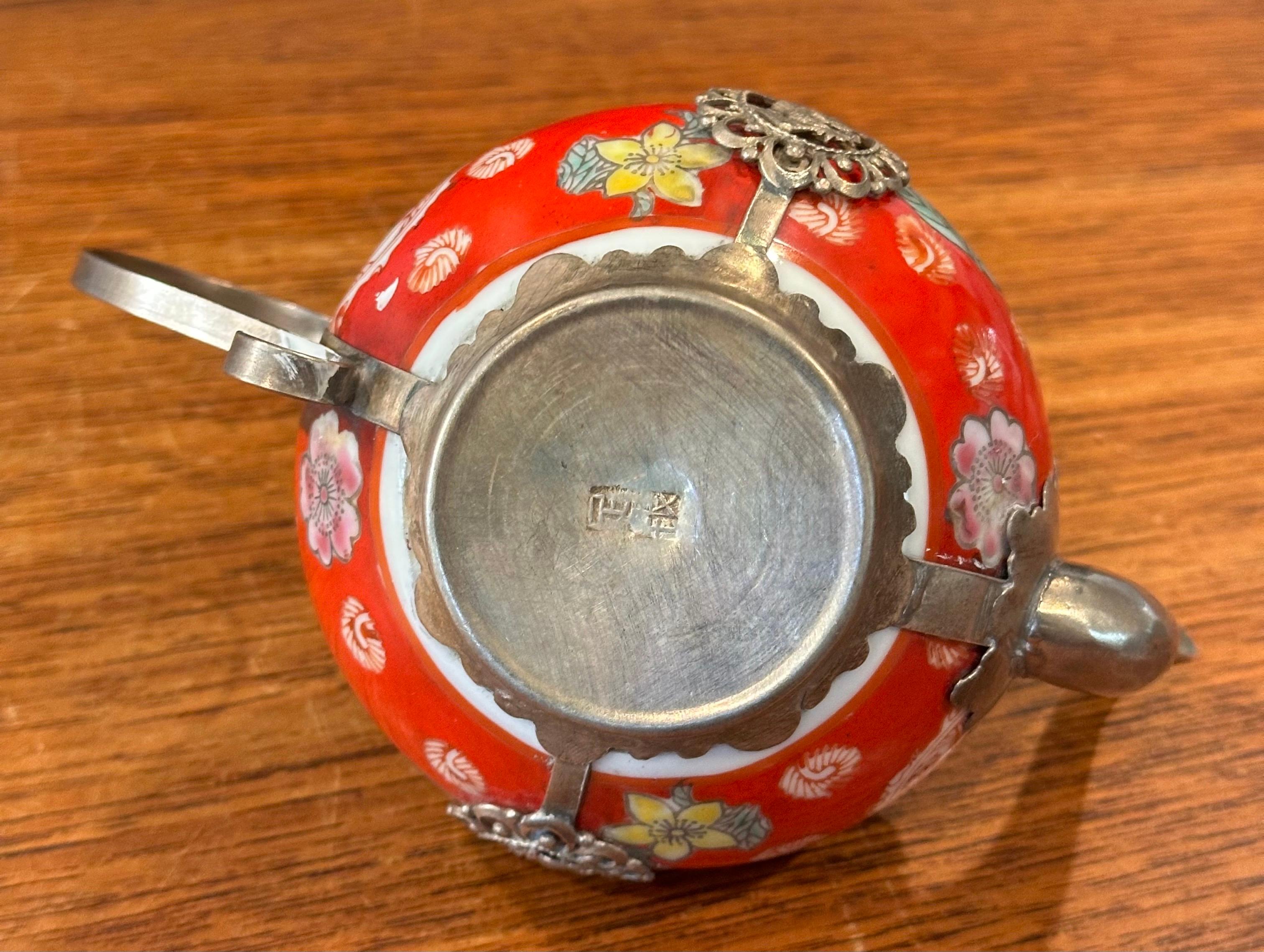 Théière chinoise tibétaine vintage en porcelaine recouverte d'argent avec embout de chien Foo en vente 8