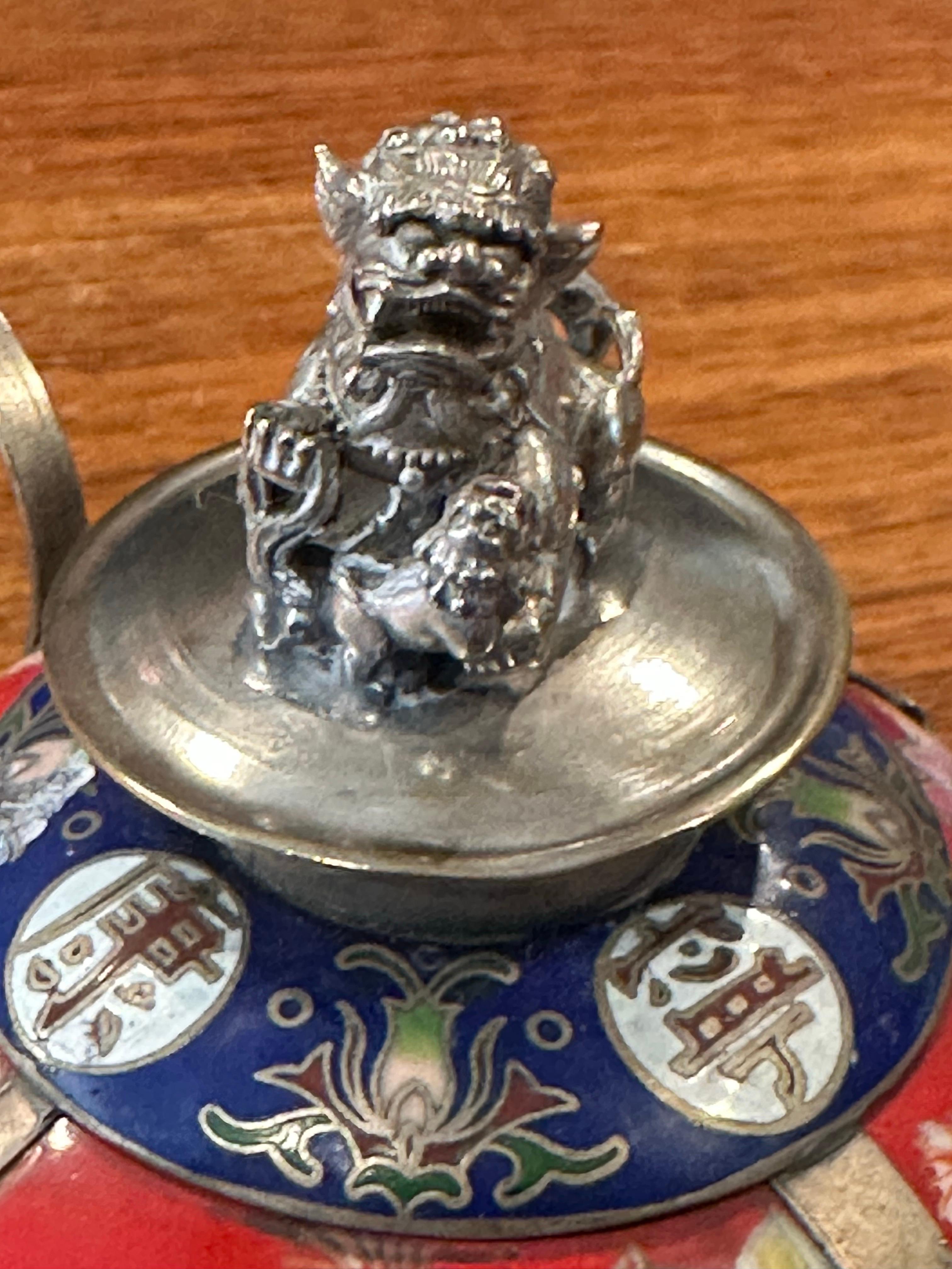 Théière chinoise tibétaine vintage en porcelaine recouverte d'argent avec embout de chien Foo en vente 11