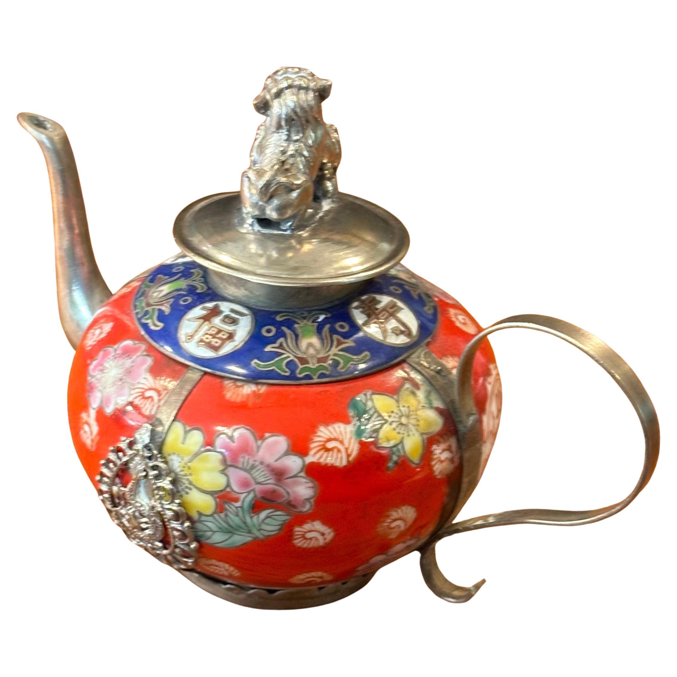 Théière chinoise / tibétaine vintage à corps en porcelaine argentée avec fleuron en forme de chien, vers les années 1970. Le pot est en très bon état, sans éclats ni fissures, et mesure 6 pouces de large x 3,5 pouces de large x 4,25 pouces de haut ;