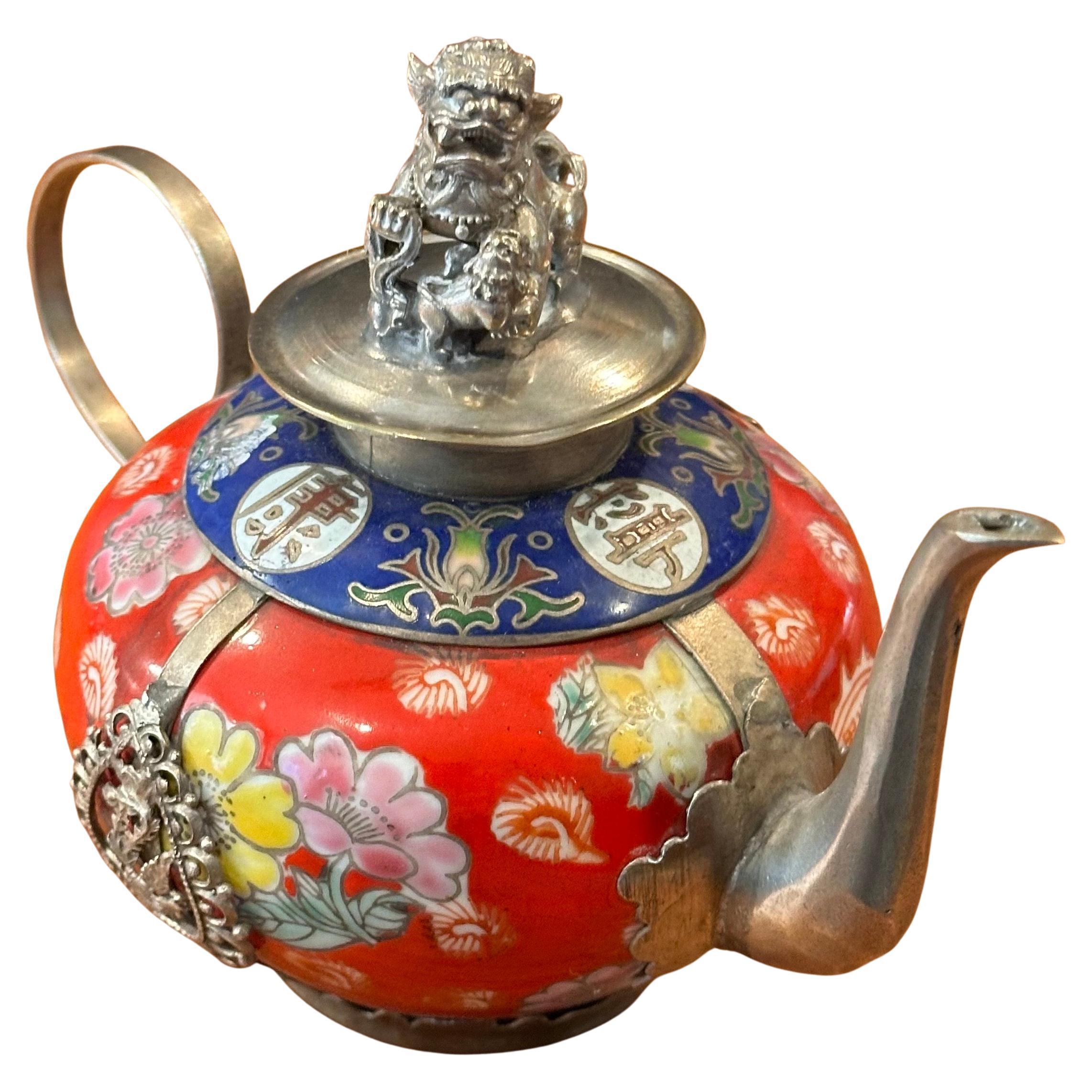 Postmoderne Théière chinoise tibétaine vintage en porcelaine recouverte d'argent avec embout de chien Foo en vente