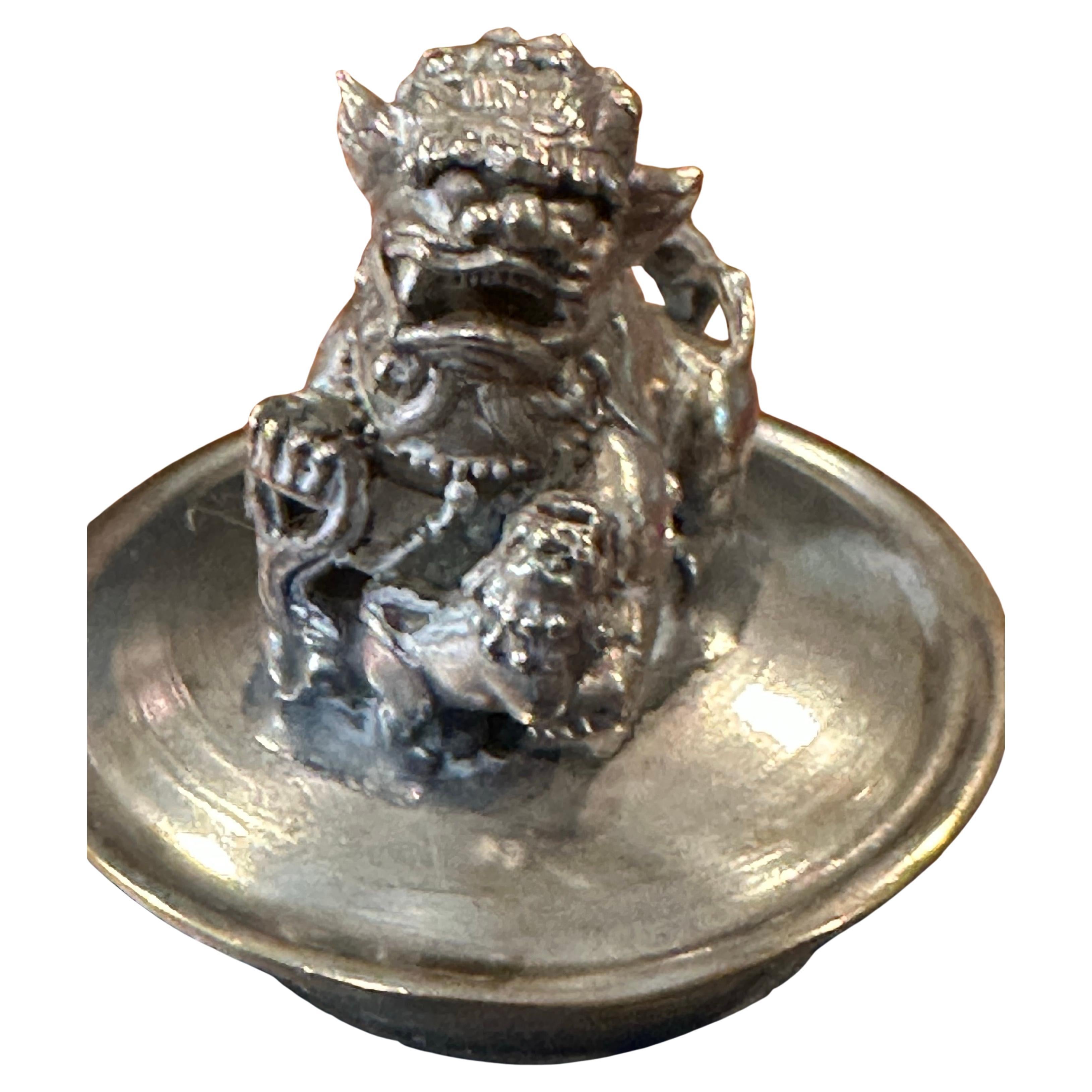 italien Théière chinoise tibétaine vintage en porcelaine recouverte d'argent avec embout de chien Foo en vente