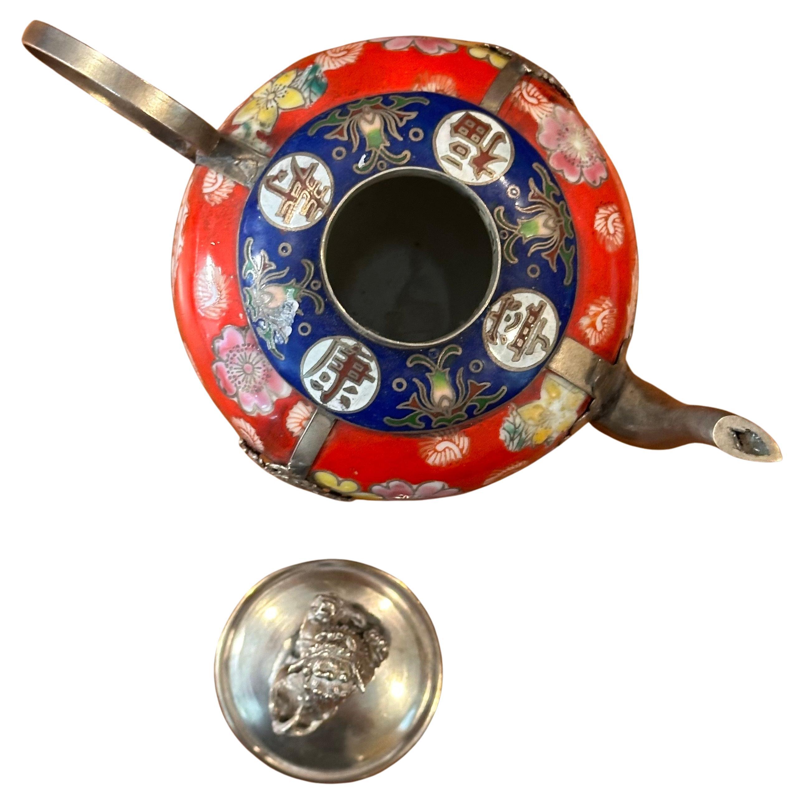 Théière chinoise tibétaine vintage en porcelaine recouverte d'argent avec embout de chien Foo Bon état - En vente à San Diego, CA