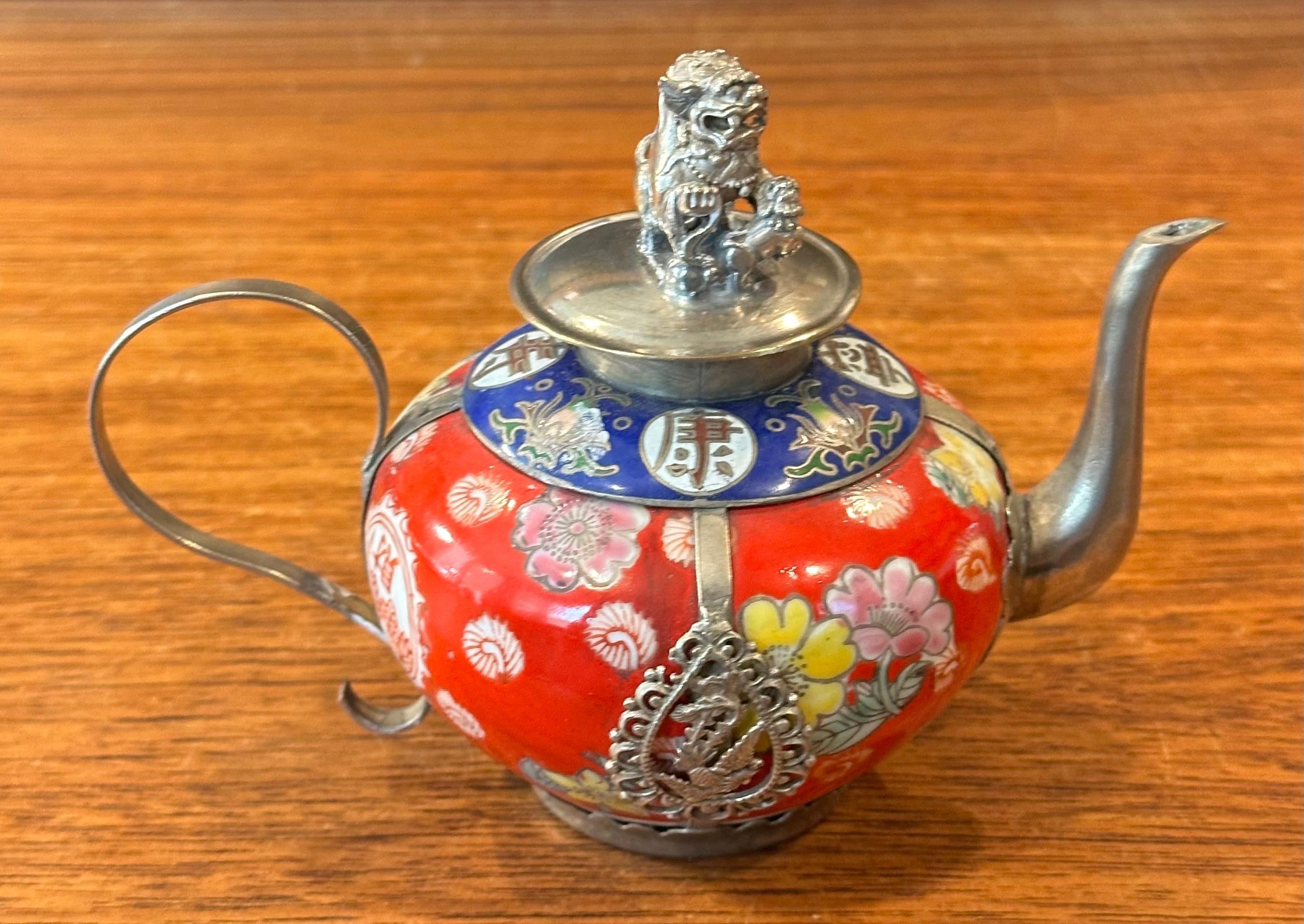 20ième siècle Théière chinoise tibétaine vintage en porcelaine recouverte d'argent avec embout de chien Foo en vente