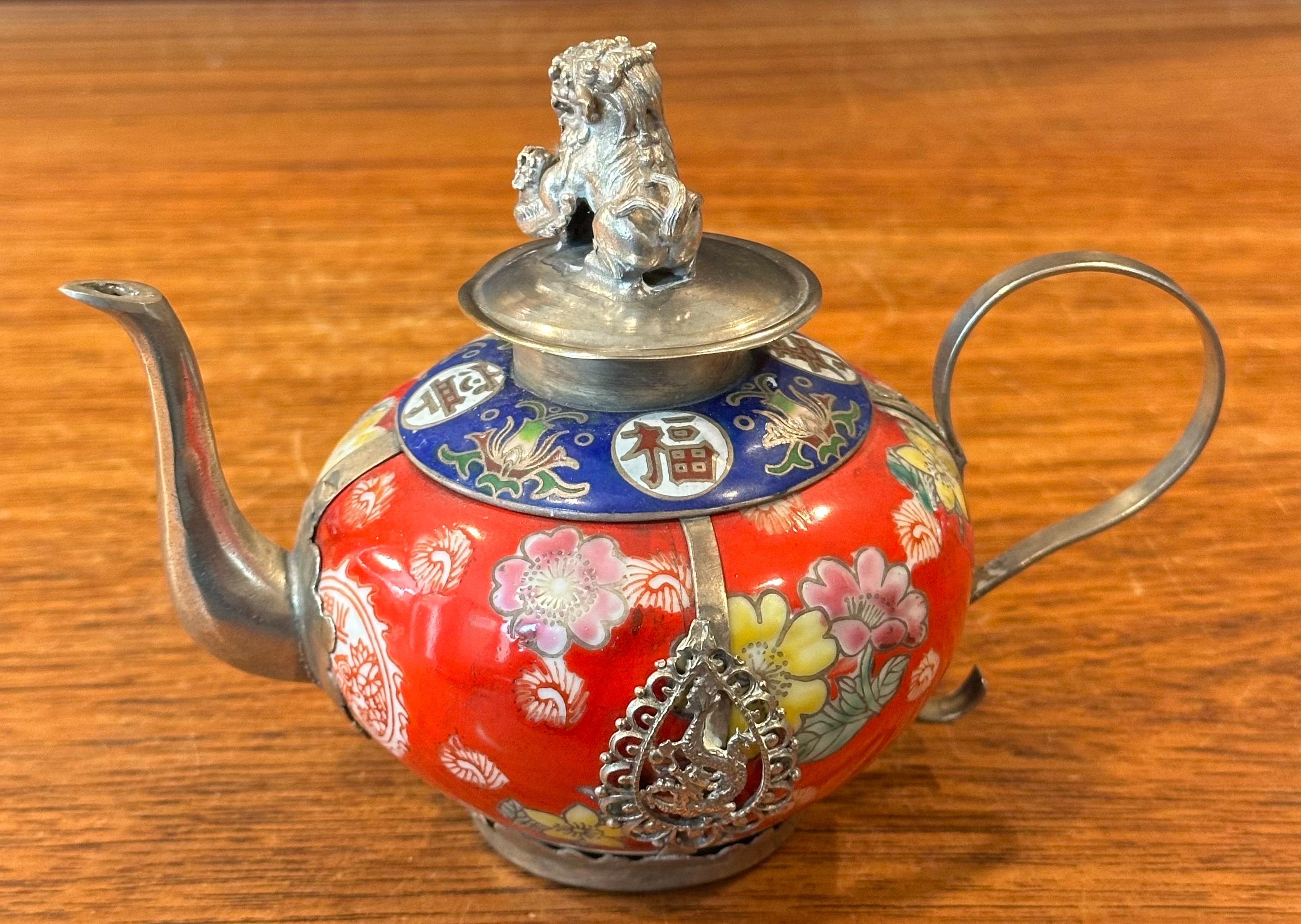 Argent sterling Théière chinoise tibétaine vintage en porcelaine recouverte d'argent avec embout de chien Foo en vente