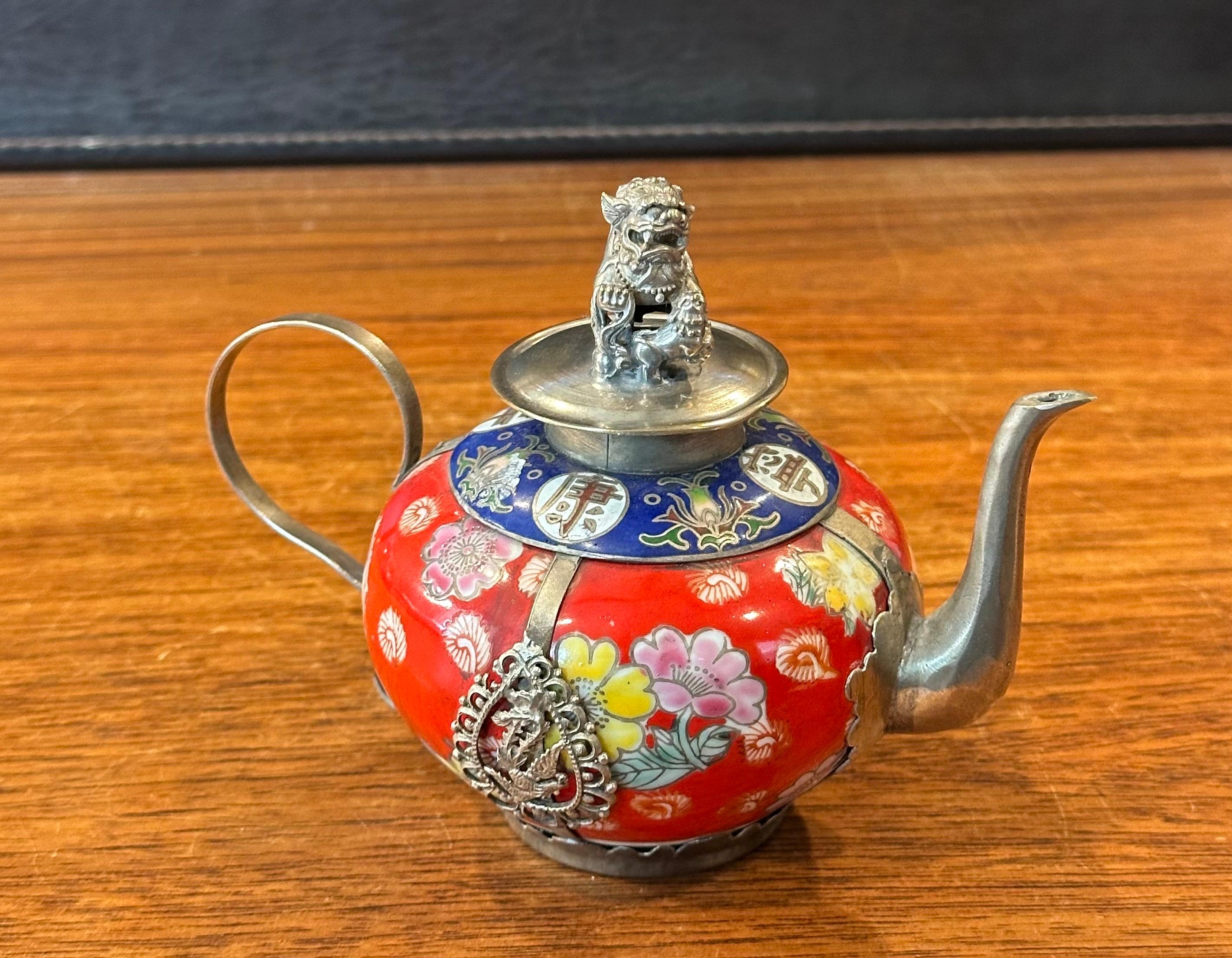 Théière chinoise tibétaine vintage en porcelaine recouverte d'argent avec embout de chien Foo en vente 1