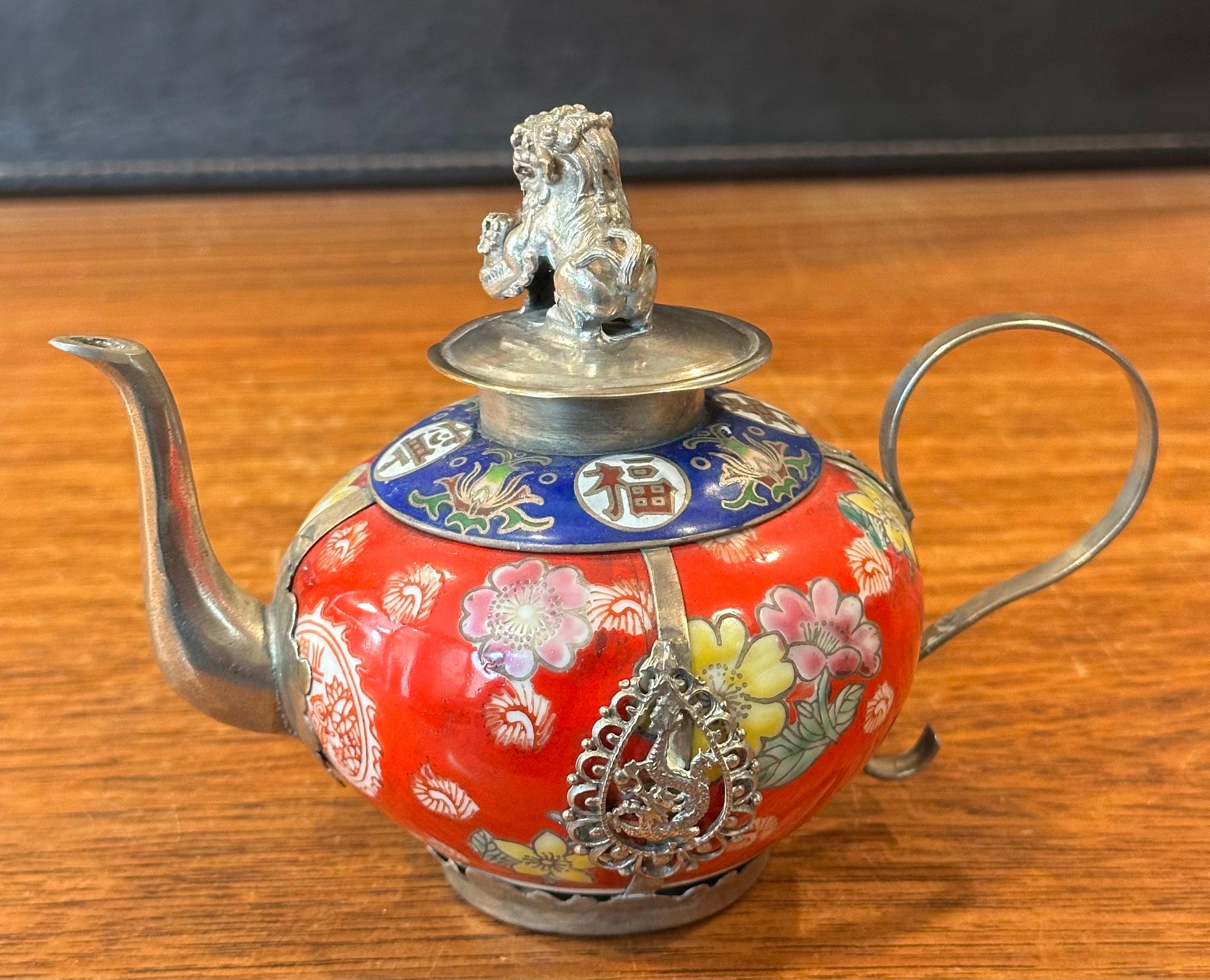 Théière chinoise tibétaine vintage en porcelaine recouverte d'argent avec embout de chien Foo en vente 2