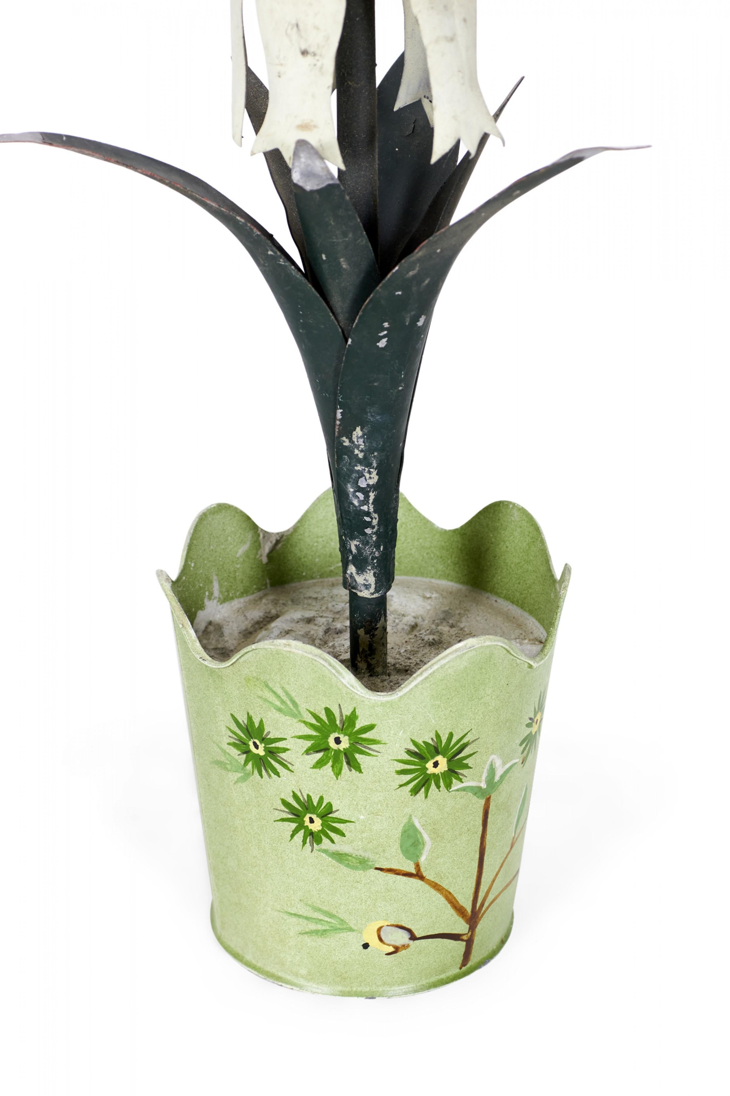 Vintage Chinese tole und Eisen dekorative Topfblumen Skulptur mit weißen Blumen, die mit einem grünen mehrblättrigen Stiel verbunden sind, montiert in einem quadratischen gelben und blauen Metall Basis Topf mit gewellten Kanten . (Ähnliche Skulptur