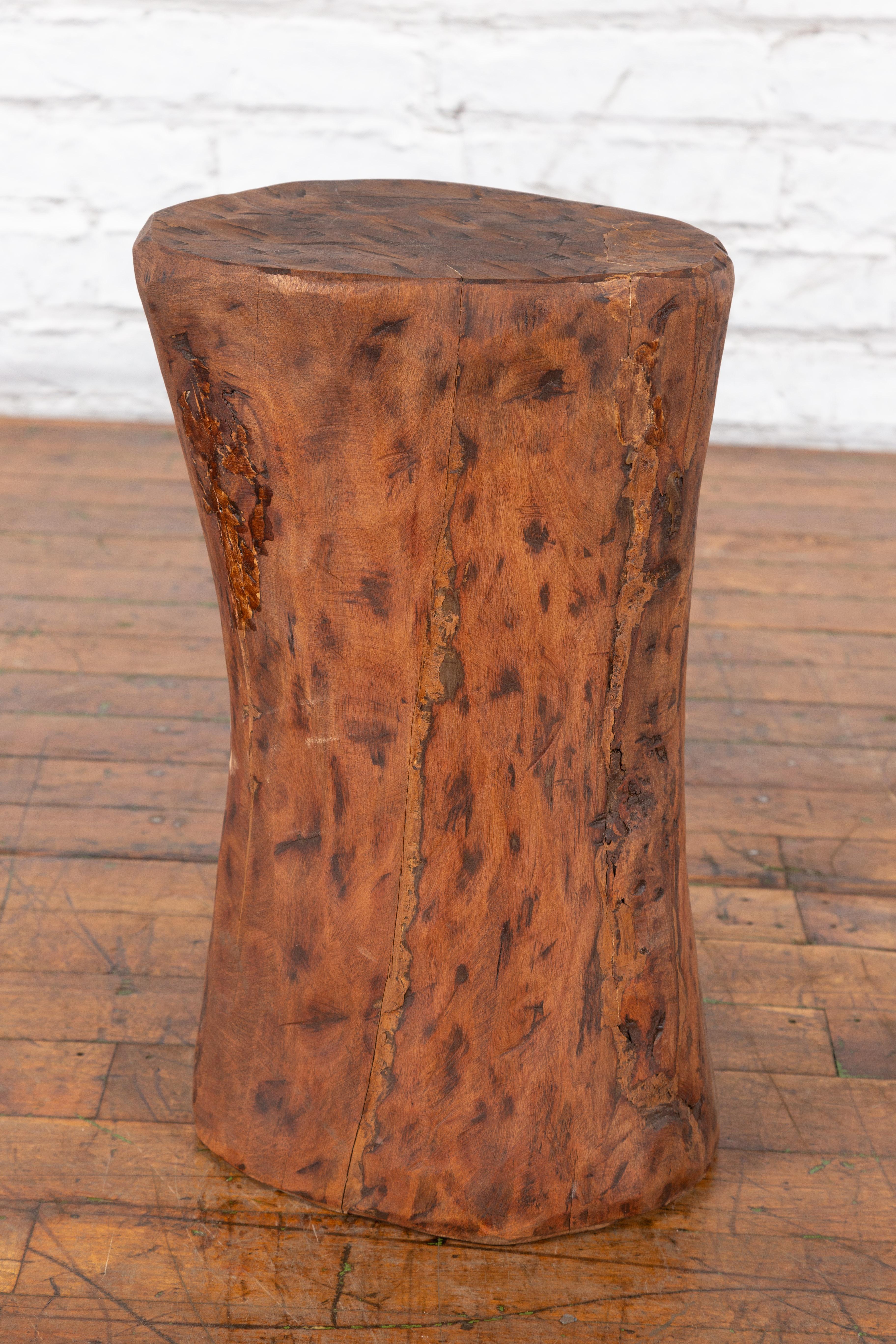 Piédestal chinois vintage en bois d'écorce d'arbre avec caractère rustique Bon état - En vente à Yonkers, NY
