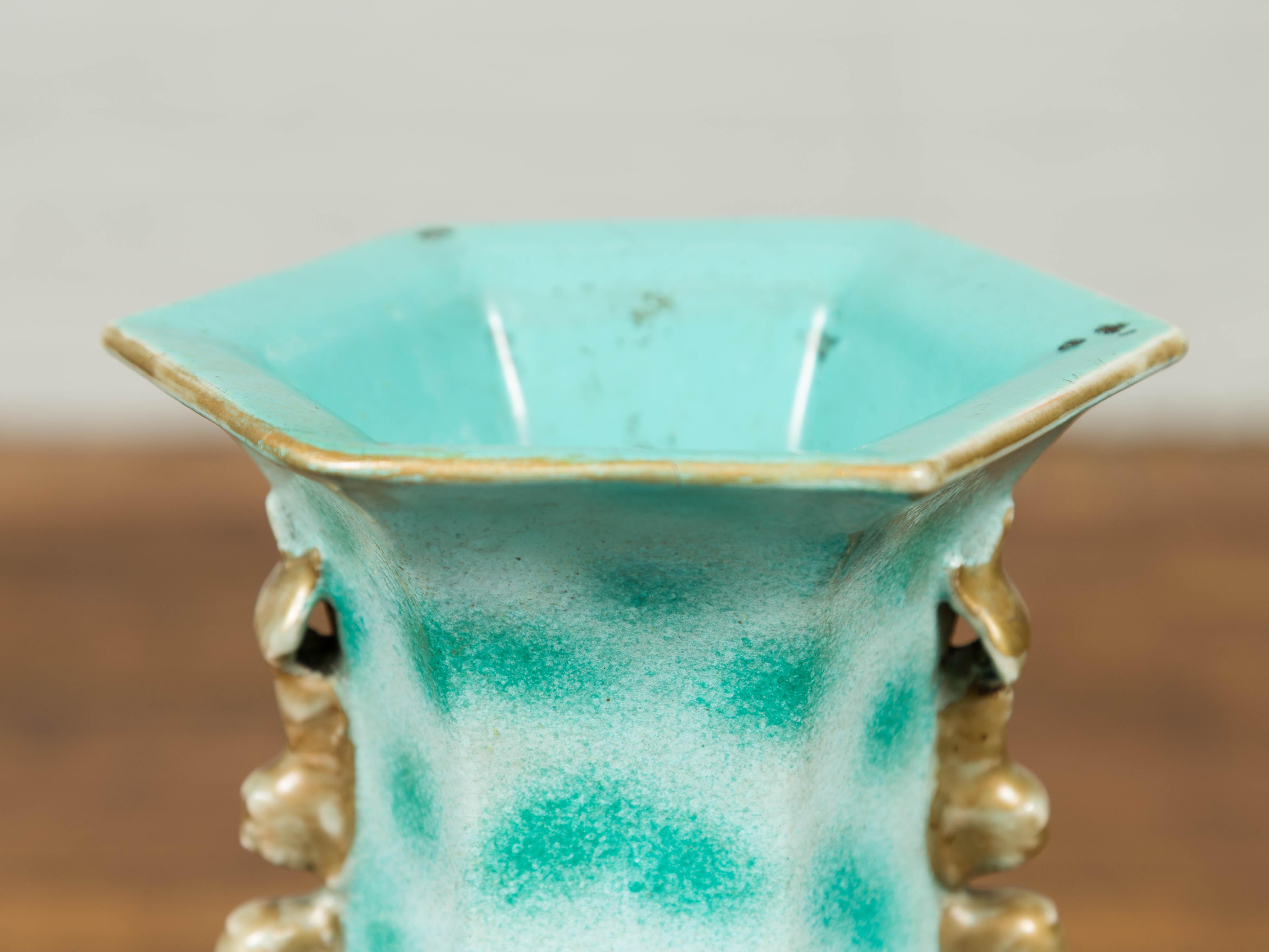 Chinesische türkisfarbene Vase mit Fleckenmuster und sechseckigem Hals im Angebot 1