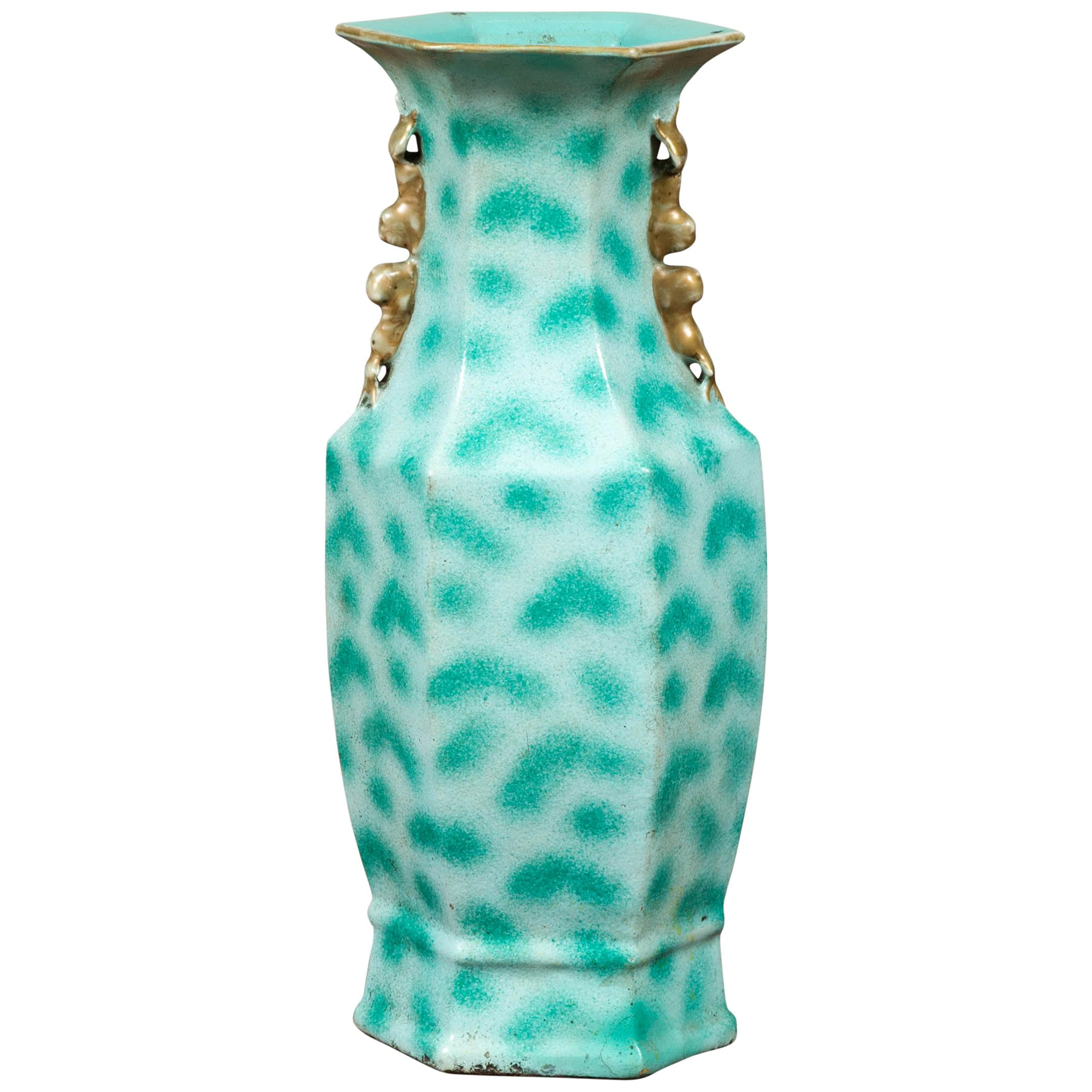 Chinesische türkisfarbene Vase mit Fleckenmuster und sechseckigem Hals im Angebot