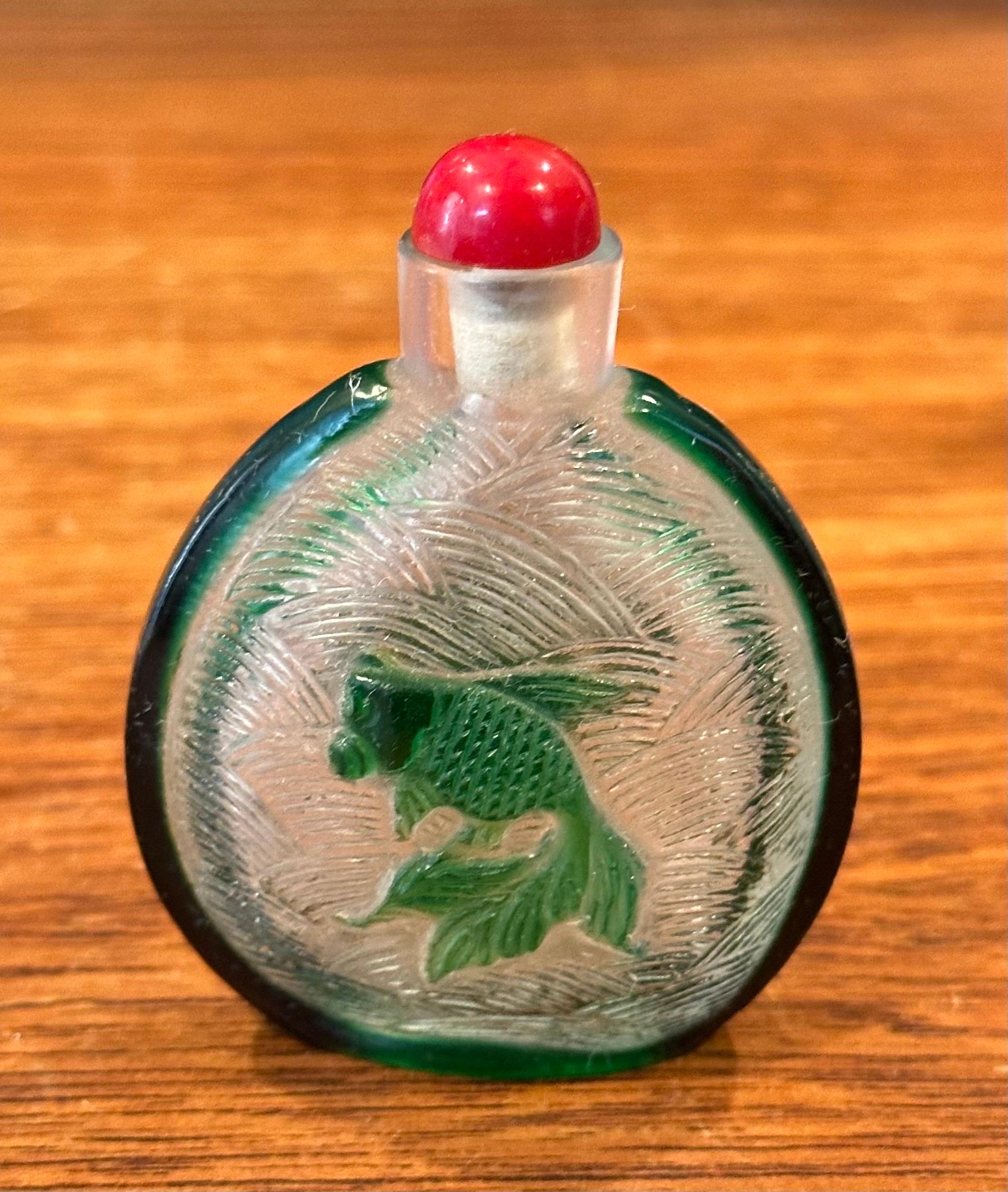 Tabatière chinoise vintage en verre vert en relief de tortue et de poisson koï en vente 2