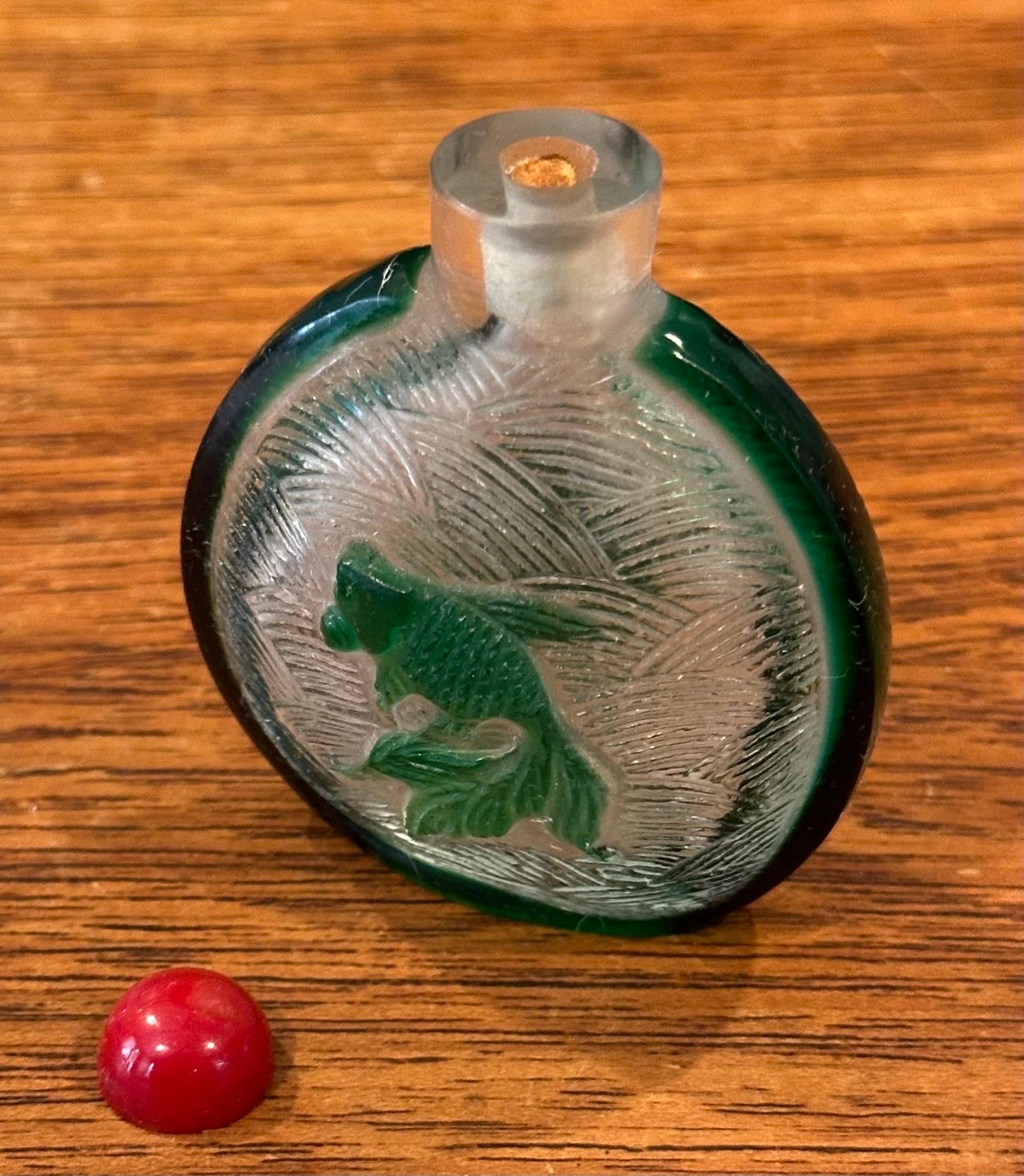 Tabatière chinoise vintage en verre vert en relief de tortue et de poisson koï en vente 3