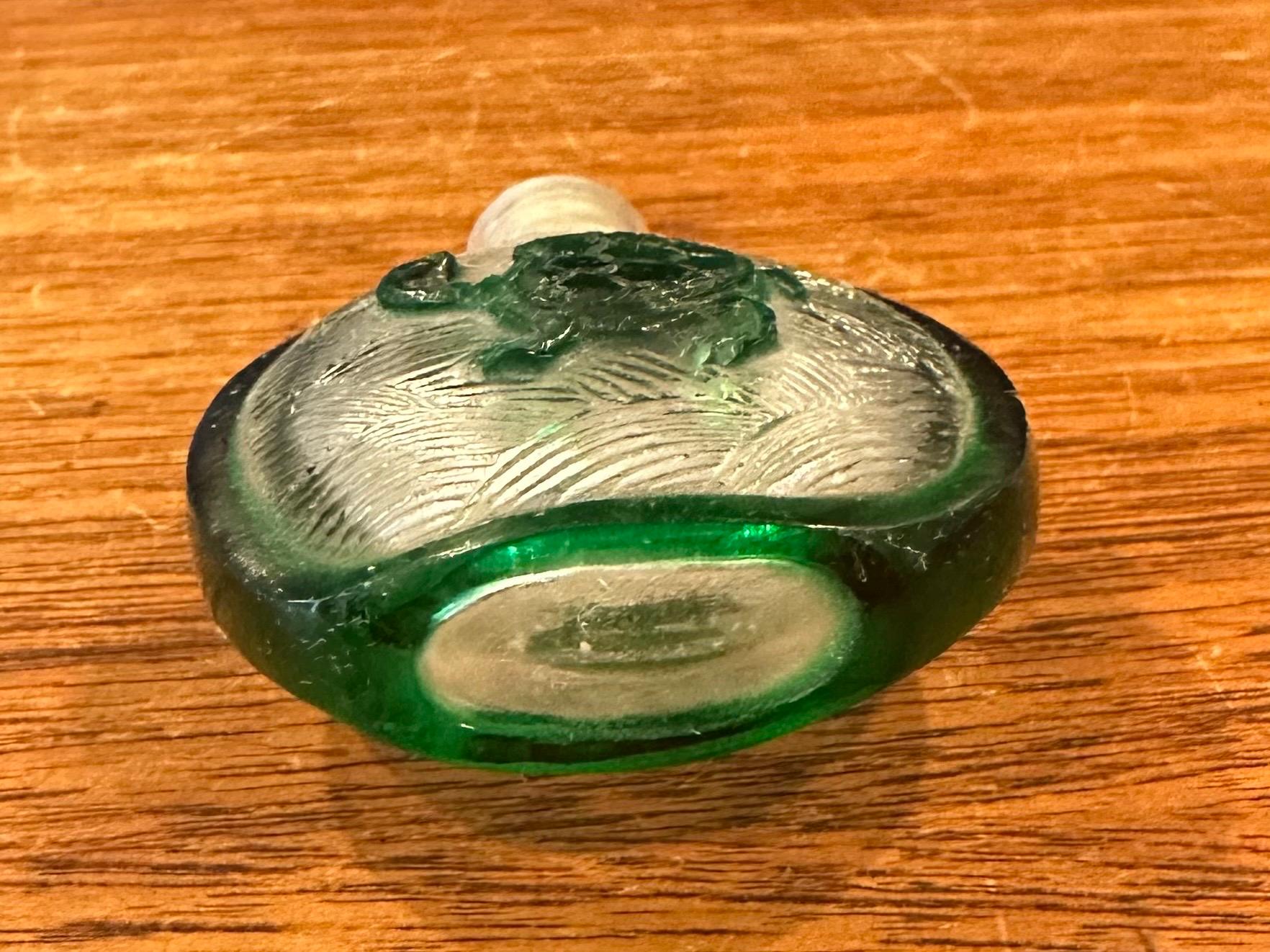 Tabatière chinoise vintage en verre vert en relief de tortue et de poisson koï en vente 4
