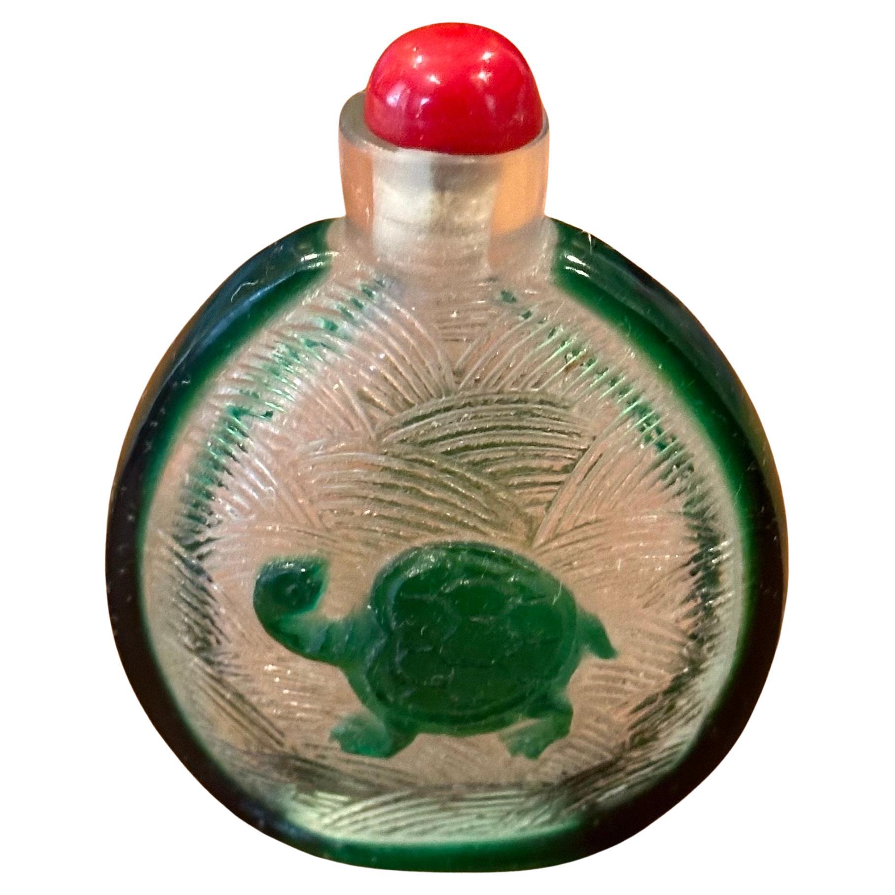 Tabatière chinoise vintage en verre vert en relief de tortue et de poisson koï en vente 5