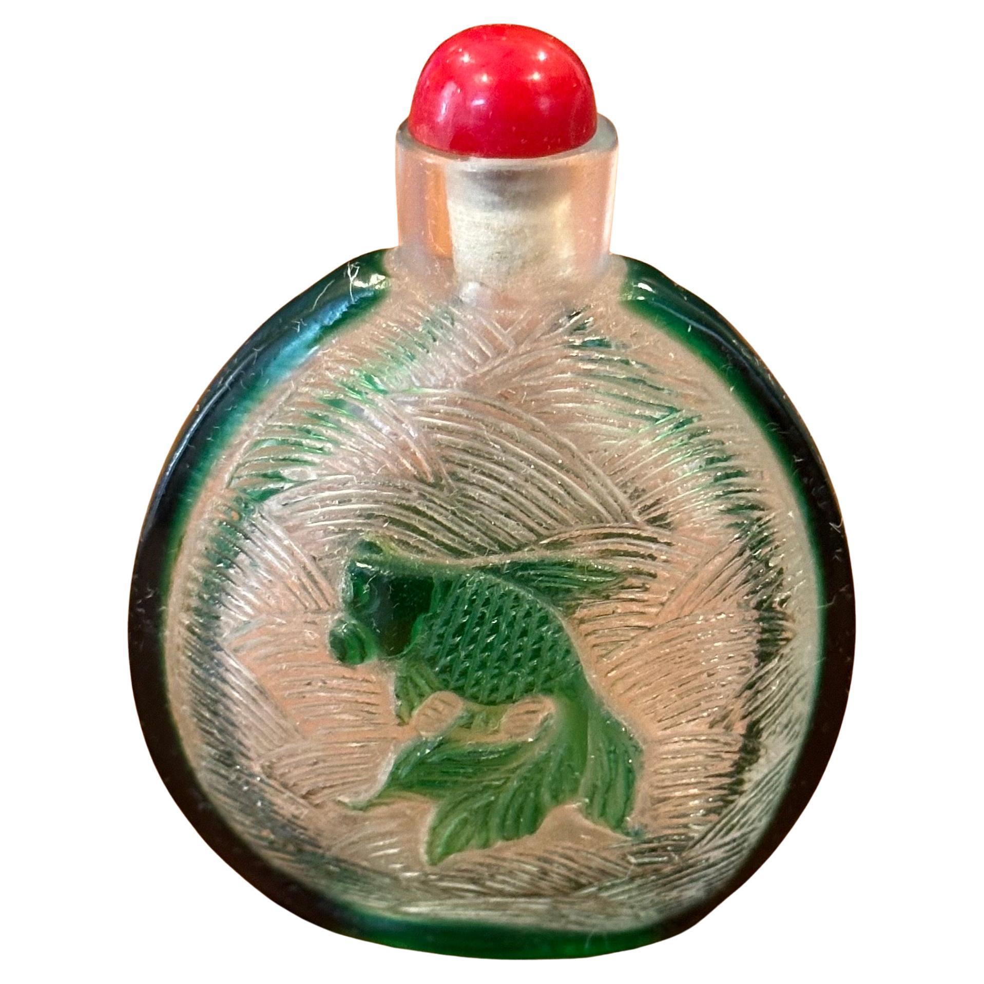 Flacon à priser chinois vintage en verre vert avec relief de tortue et de poisson koï, vers les années 1940.   La bouteille est en très bon état et mesure 2 