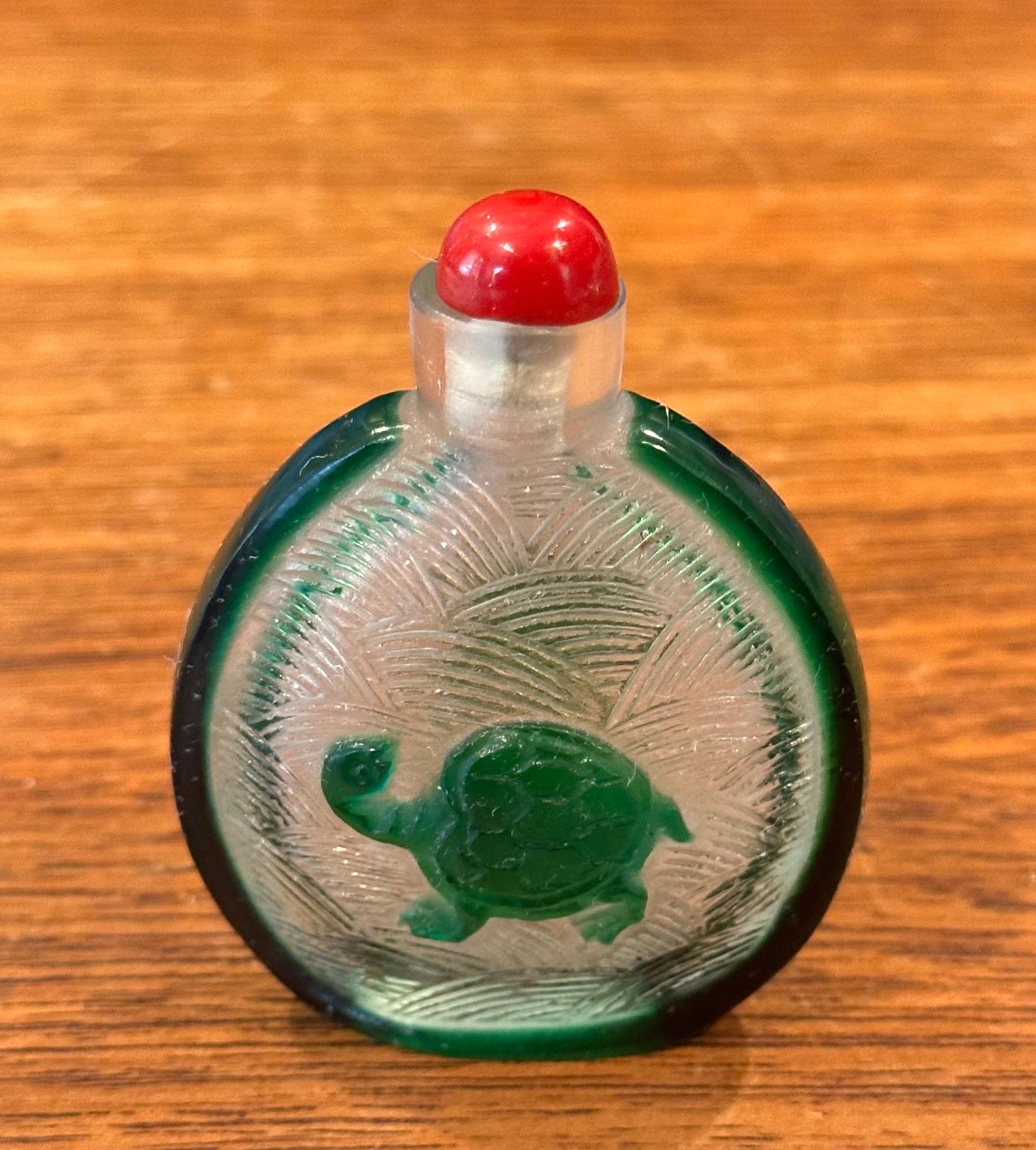 Exportation chinoise Tabatière chinoise vintage en verre vert en relief de tortue et de poisson koï en vente