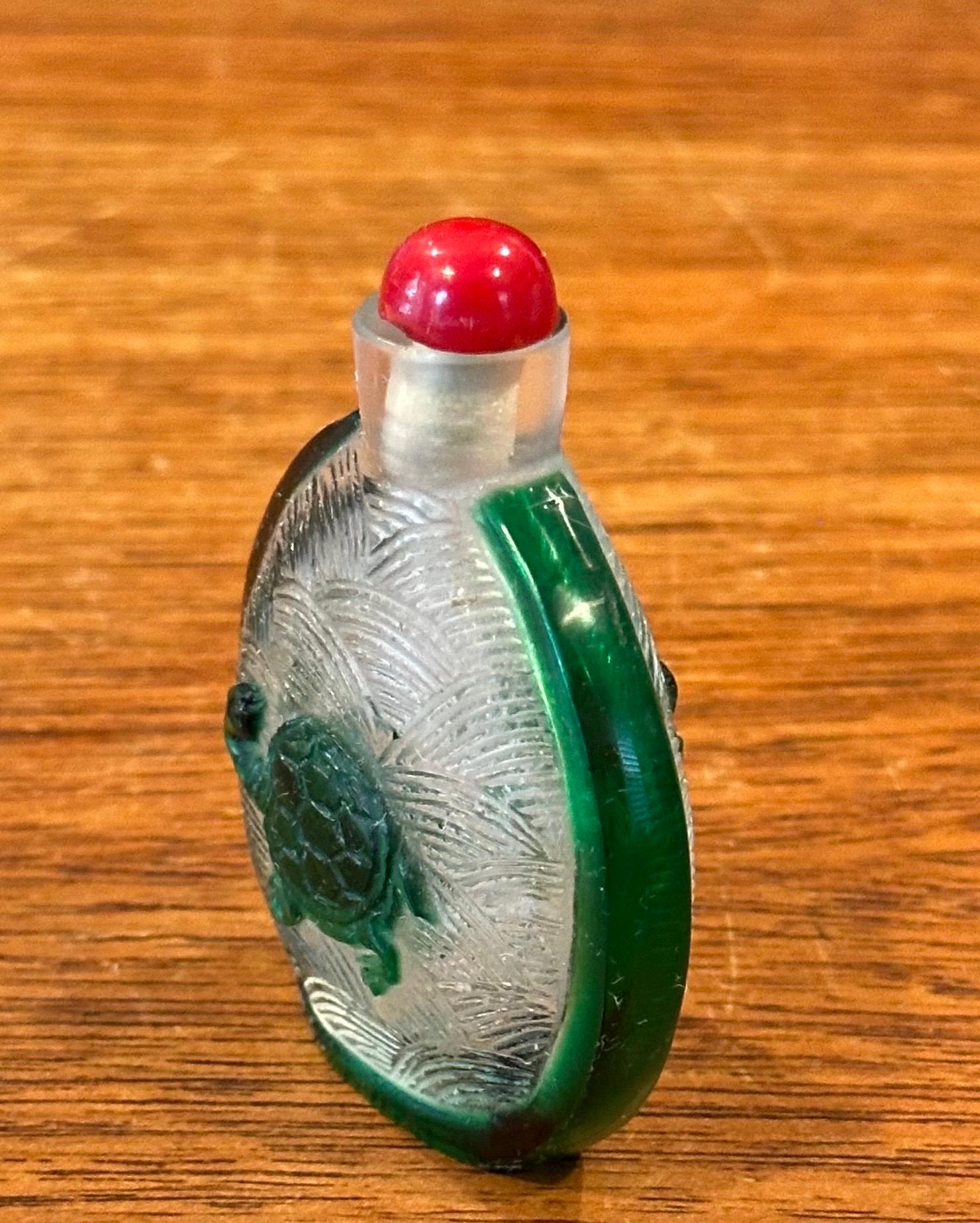Chinois Tabatière chinoise vintage en verre vert en relief de tortue et de poisson koï en vente