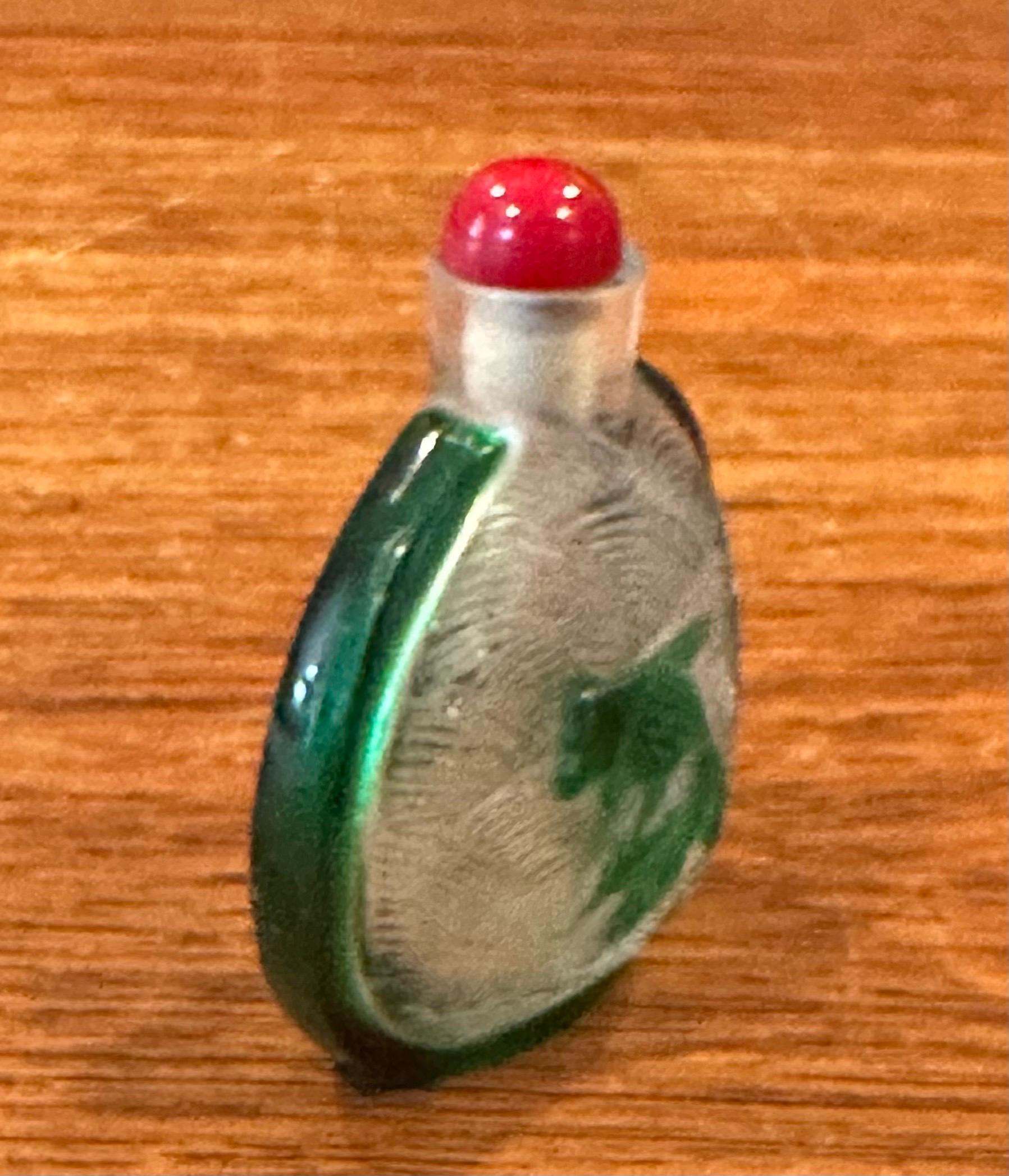 Sculpté Tabatière chinoise vintage en verre vert en relief de tortue et de poisson koï en vente